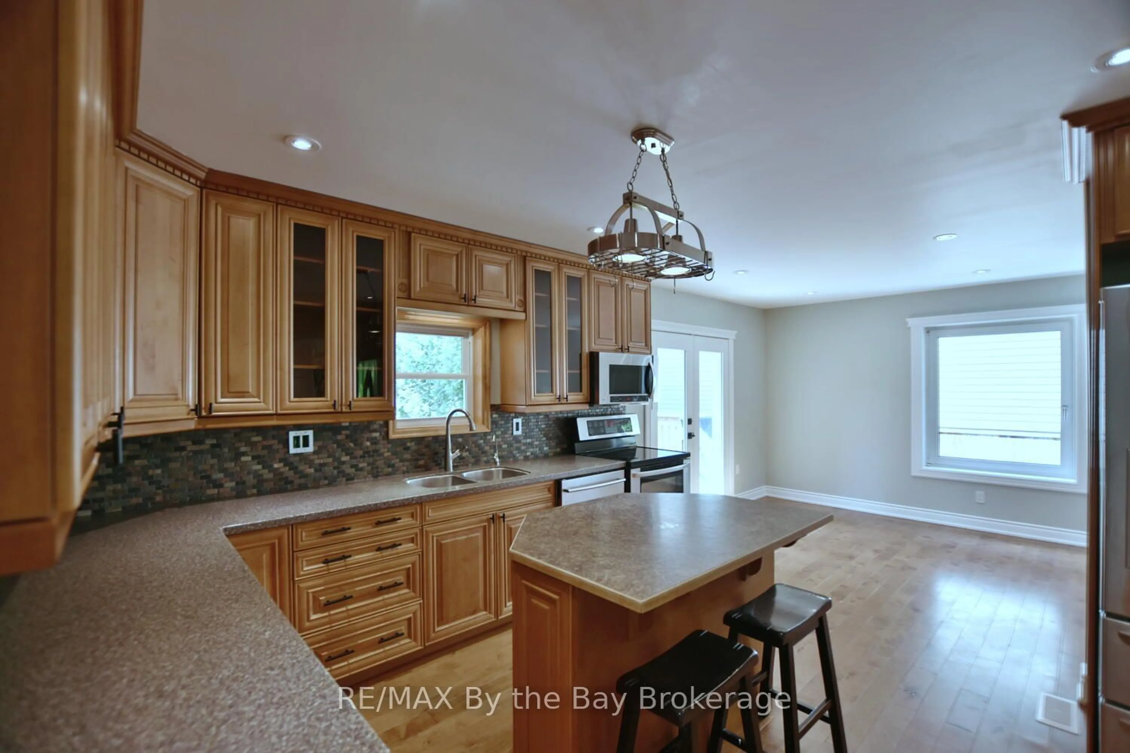 Open concept kitchen, ceramic/tile floor for 104 KNOX Rd, Wasaga Beach Ontario L9Z 2T5