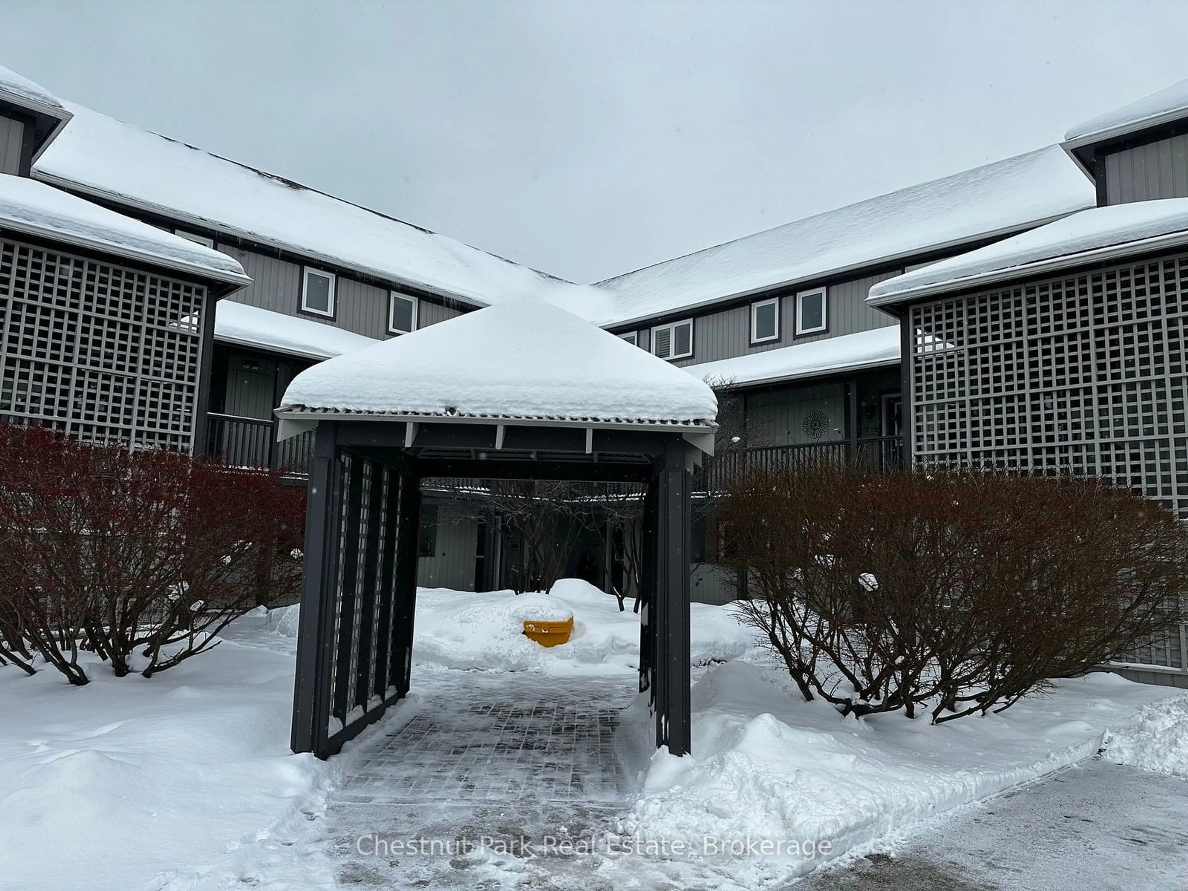 Indoor foyer for 369 Mariners Way, Collingwood Ontario L9Y 5C7