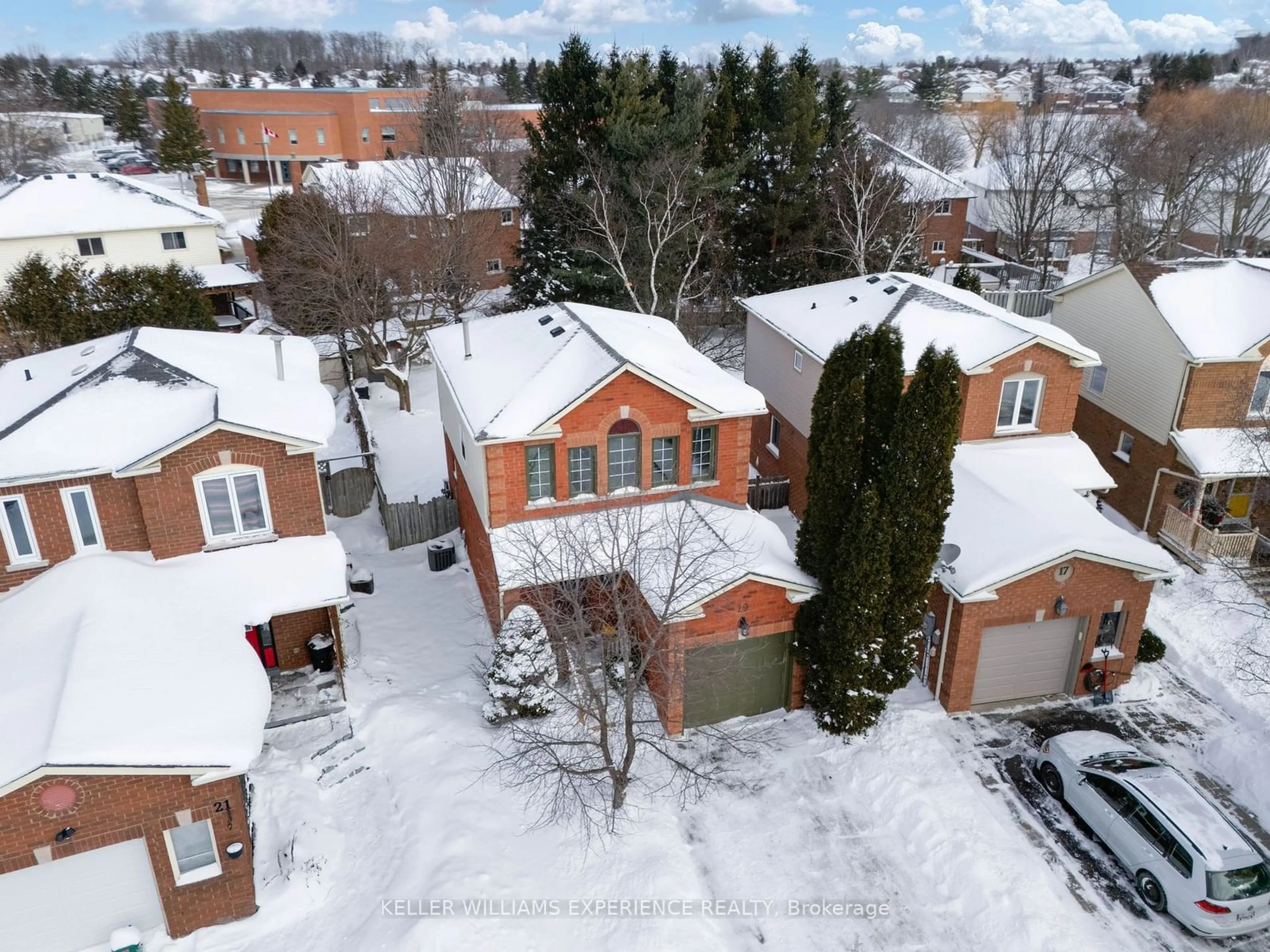 A pic from outside/outdoor area/front of a property/back of a property/a pic from drone, street for 19 Weatherup Cres, Barrie Ontario L4N 7J5