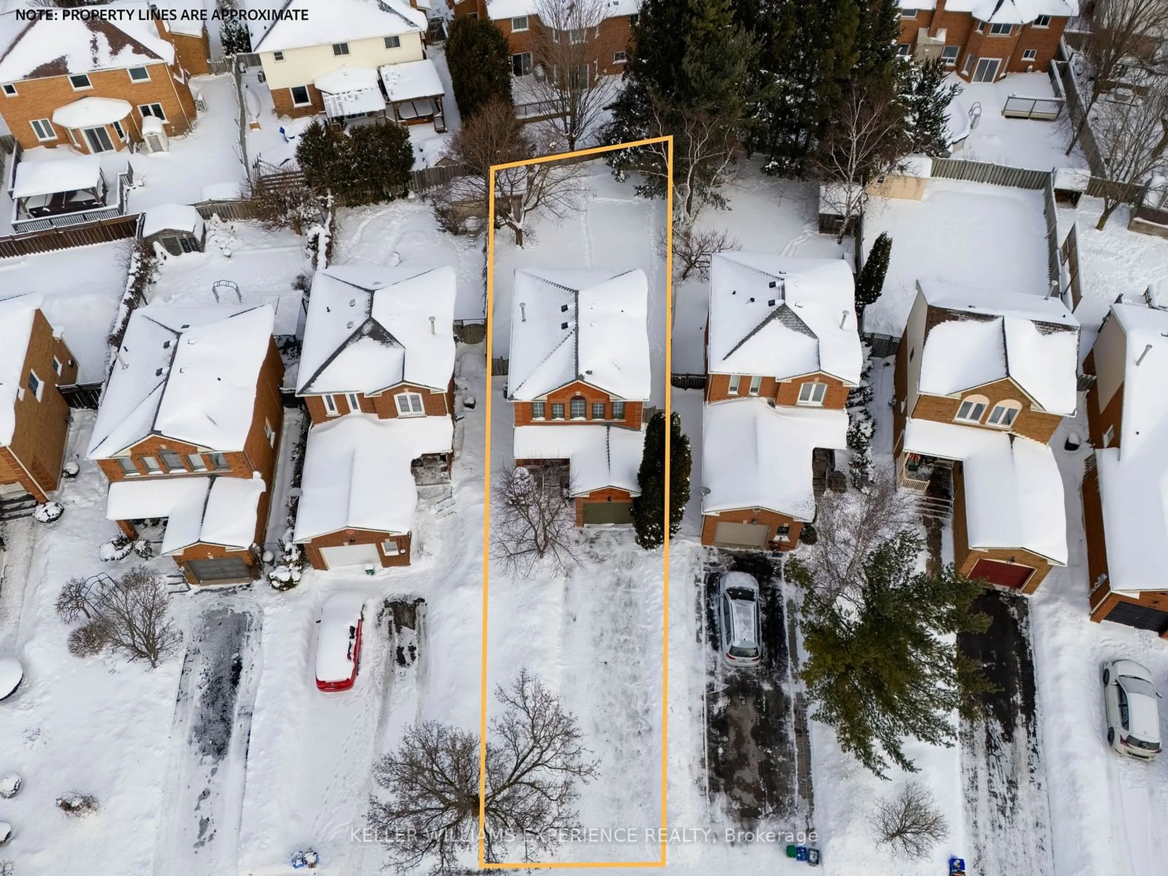 A pic from outside/outdoor area/front of a property/back of a property/a pic from drone, street for 19 Weatherup Cres, Barrie Ontario L4N 7J5