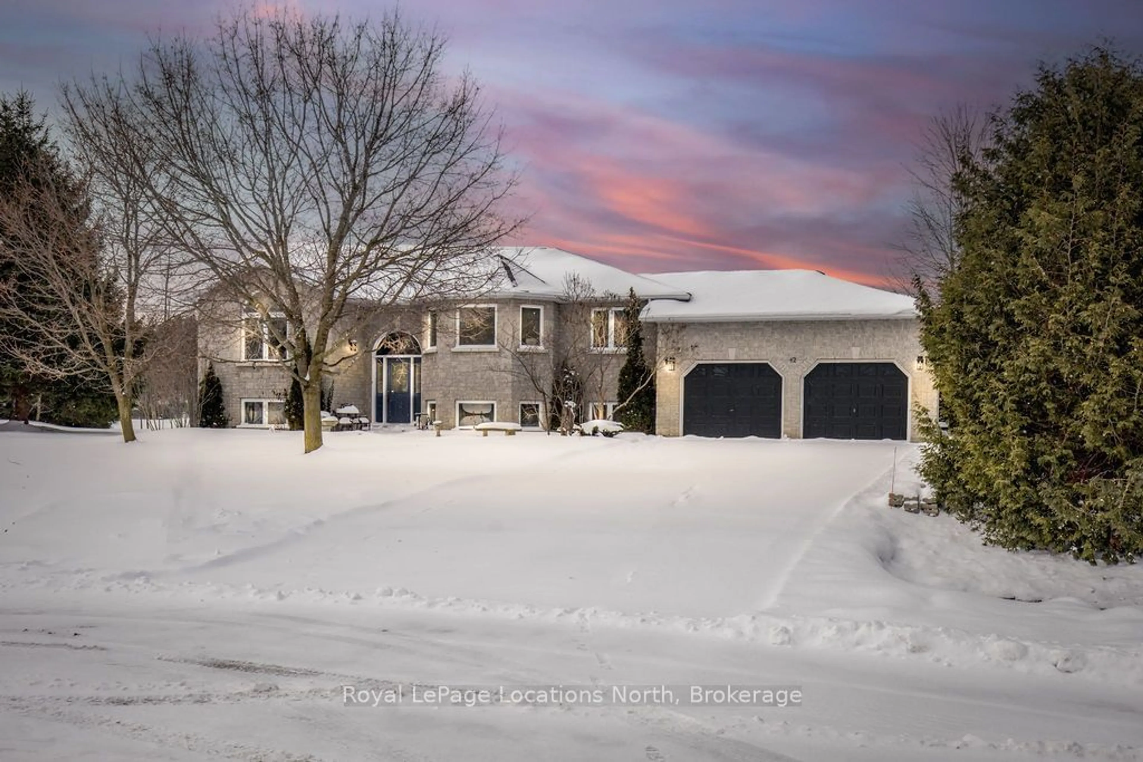 A pic from outside/outdoor area/front of a property/back of a property/a pic from drone, street for 42 CLUB Crt, Wasaga Beach Ontario L9Z 1M4