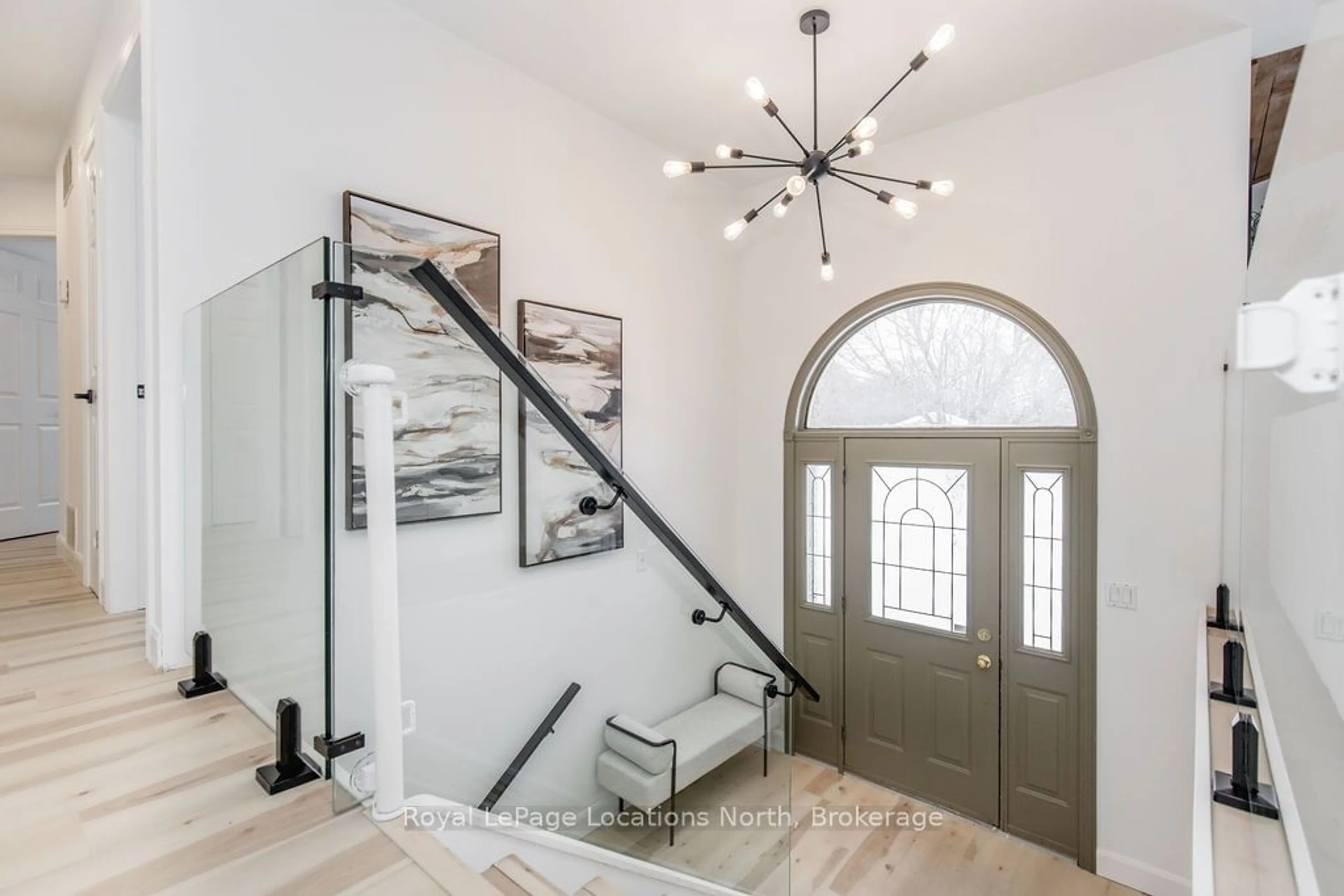 Indoor entryway for 42 CLUB Crt, Wasaga Beach Ontario L9Z 1M4