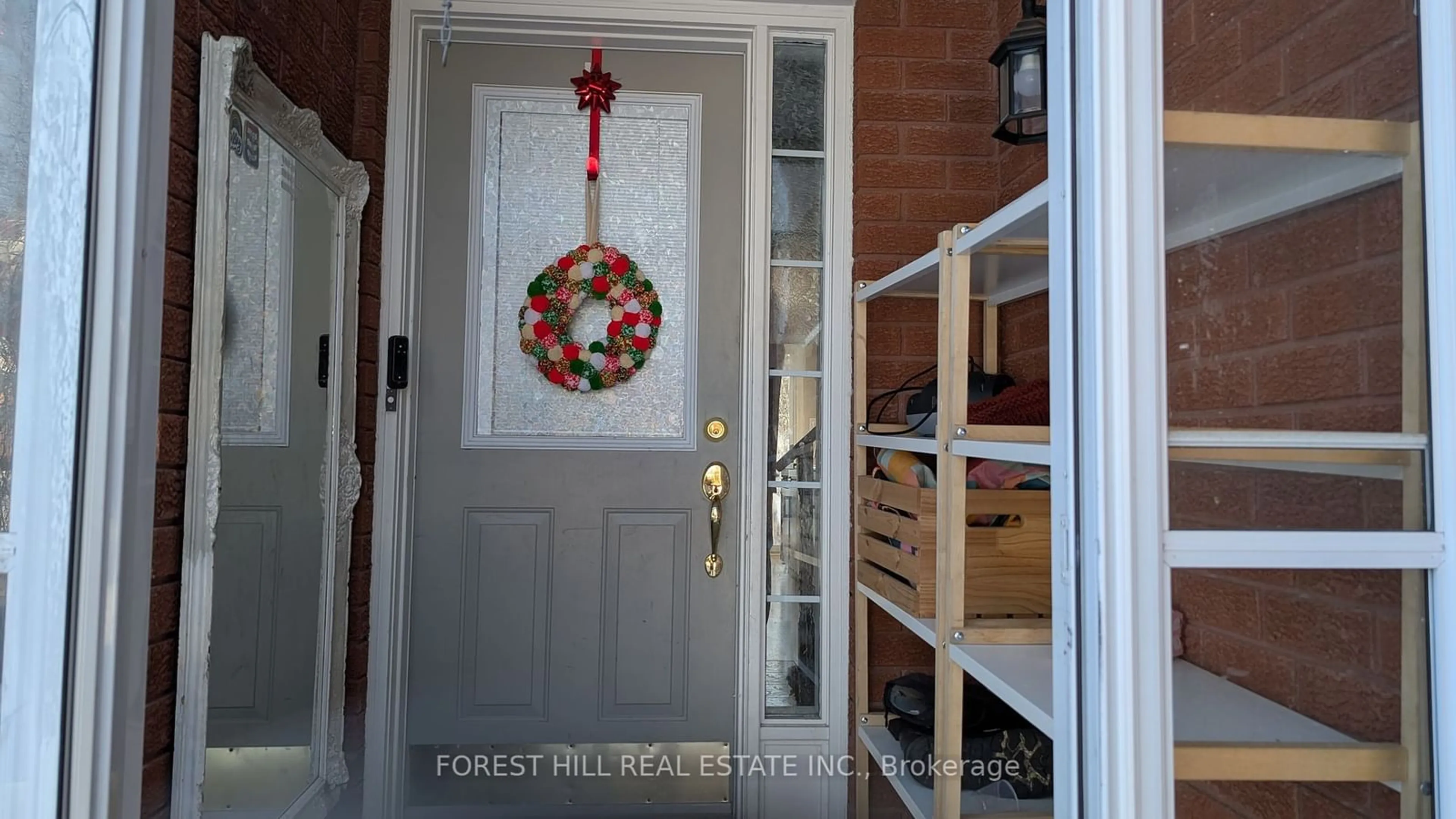 Indoor entryway for 46 Golden Meadow Rd, Barrie Ontario L4N 7G5