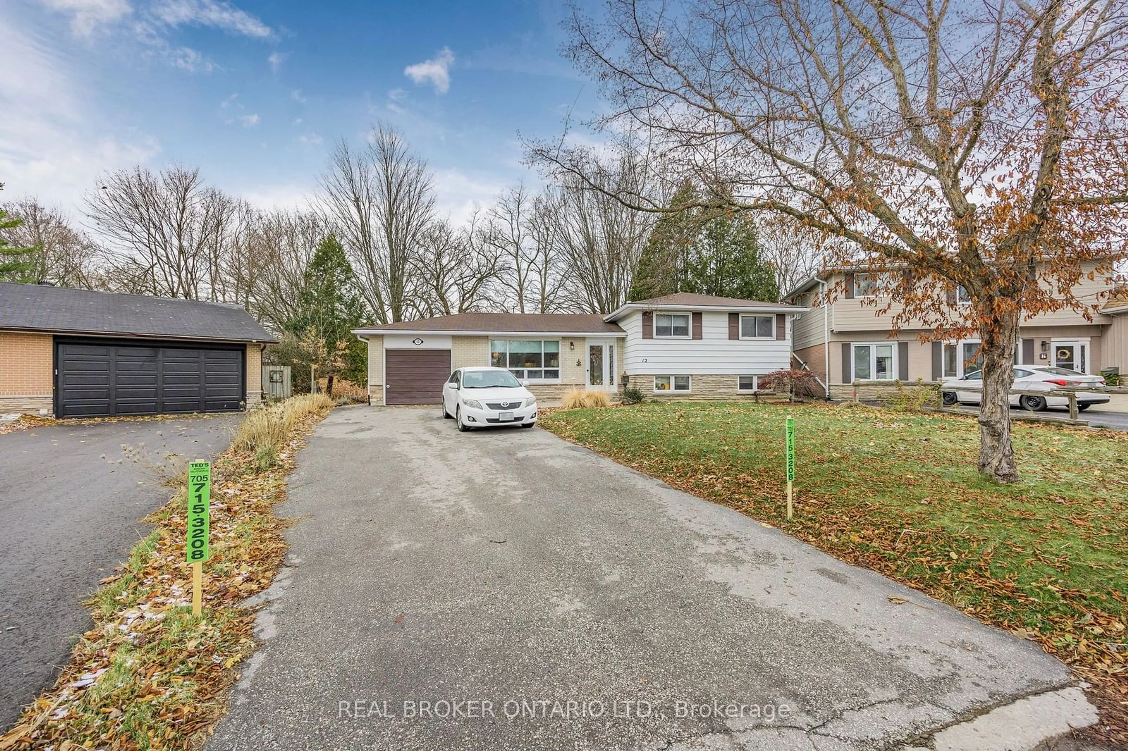 A pic from outside/outdoor area/front of a property/back of a property/a pic from drone, street for 12 Curtiss Crt, Barrie Ontario L4M 2M7