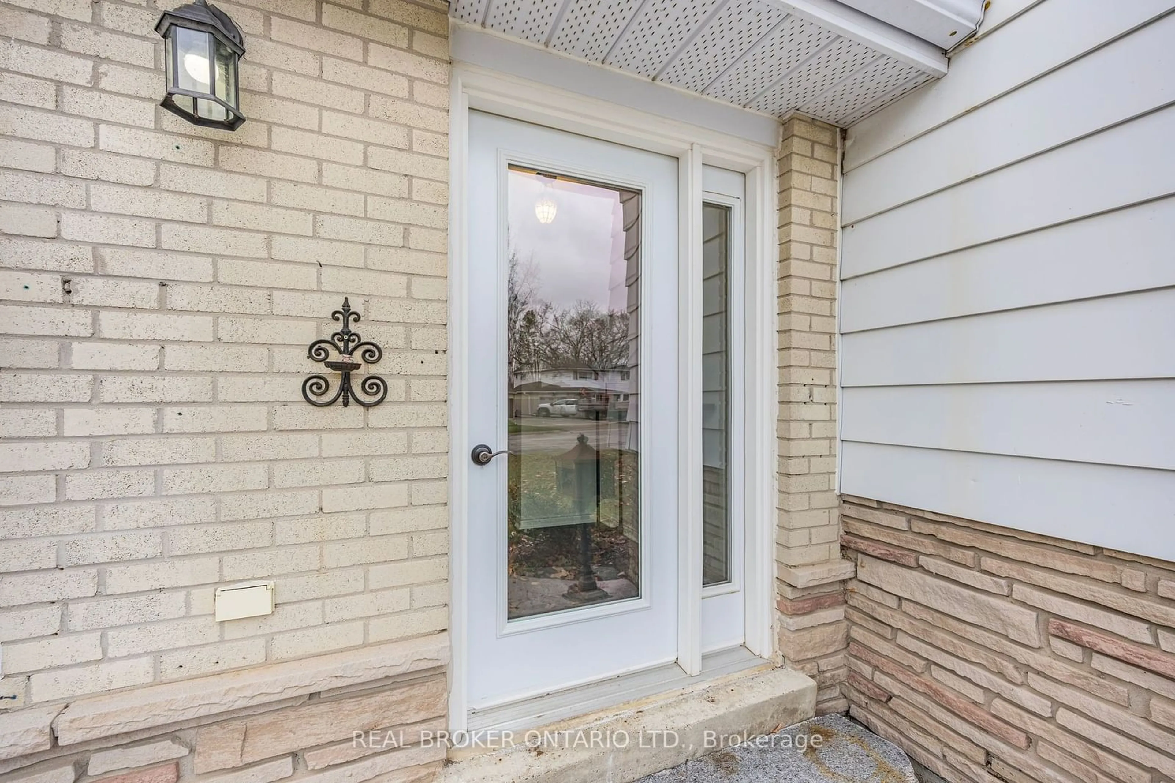 Indoor entryway for 12 Curtiss Crt, Barrie Ontario L4M 2M7