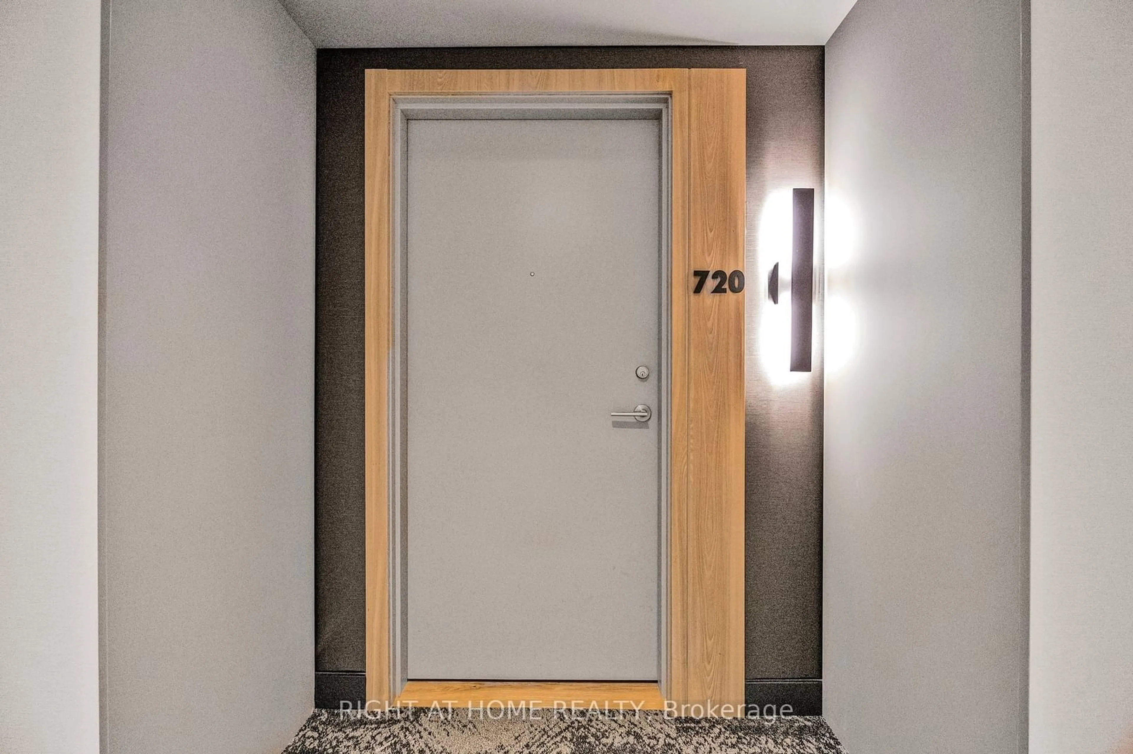 Indoor entryway for 185 Dunlop St #720, Barrie Ontario L4N 1B4