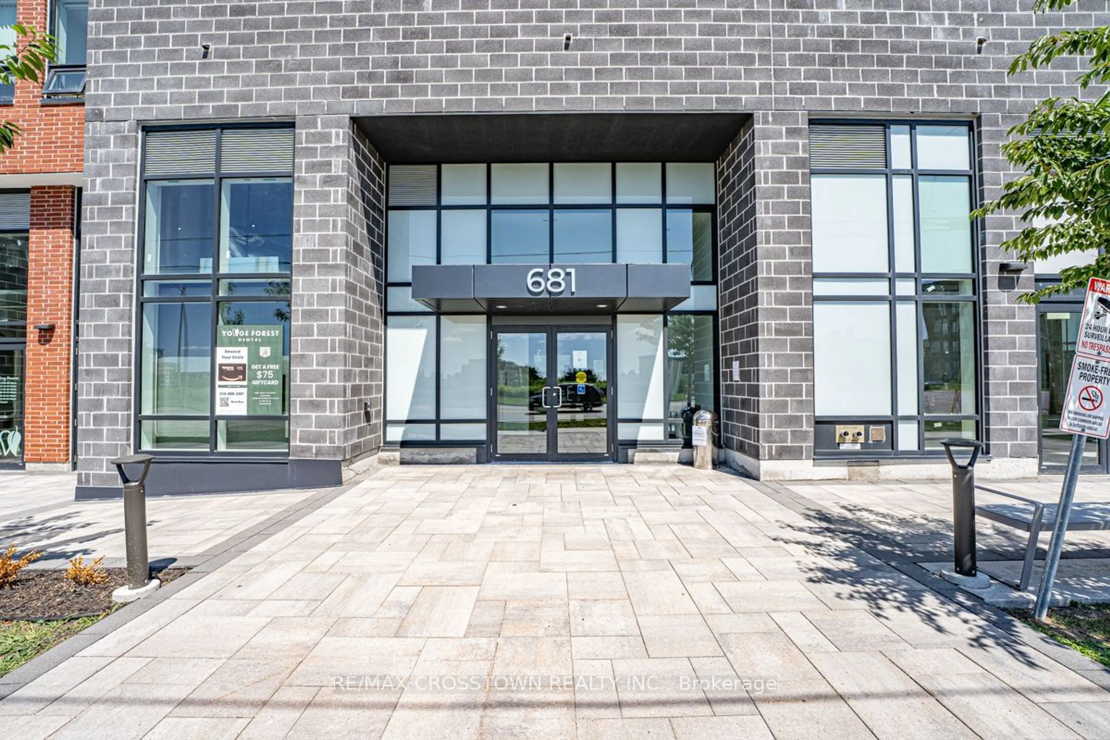 Indoor foyer for 681 Yonge St #420, Barrie Ontario L4N 4E8