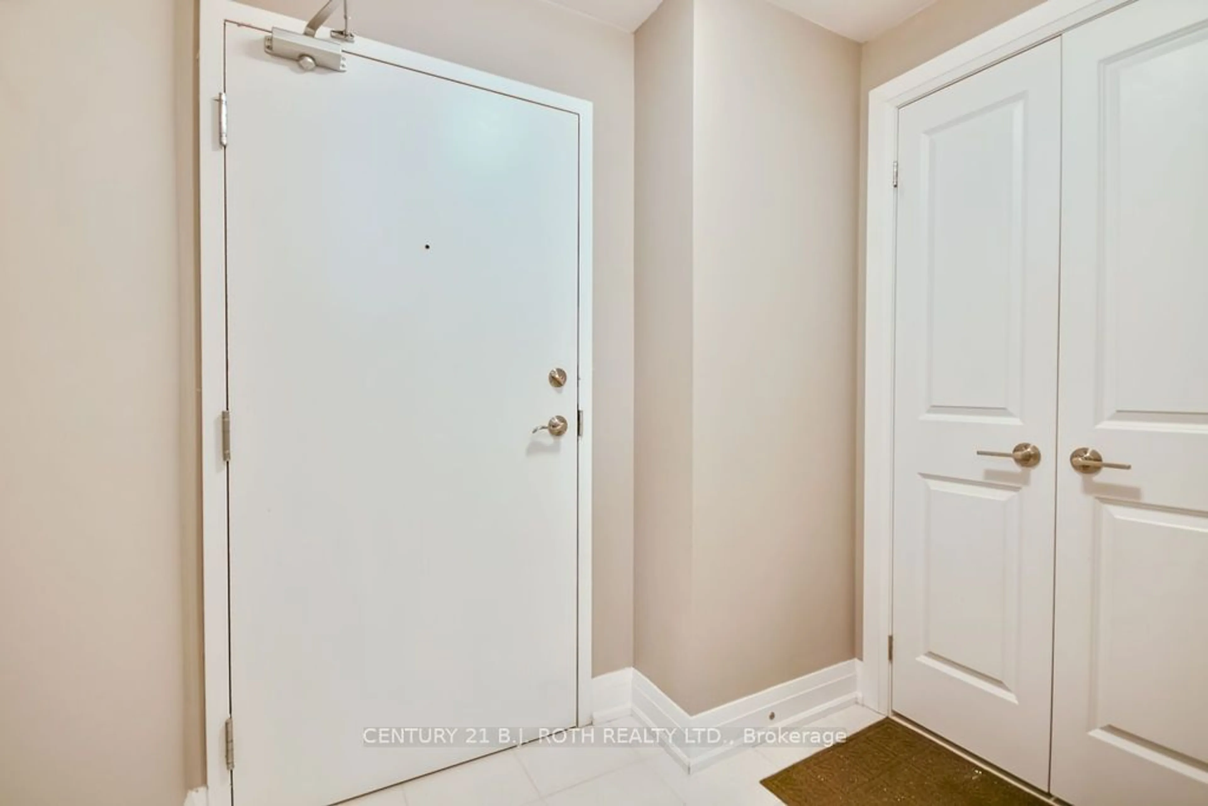 Indoor entryway for 295 CUNDLES Rd #203, Barrie Ontario L4M 0K8