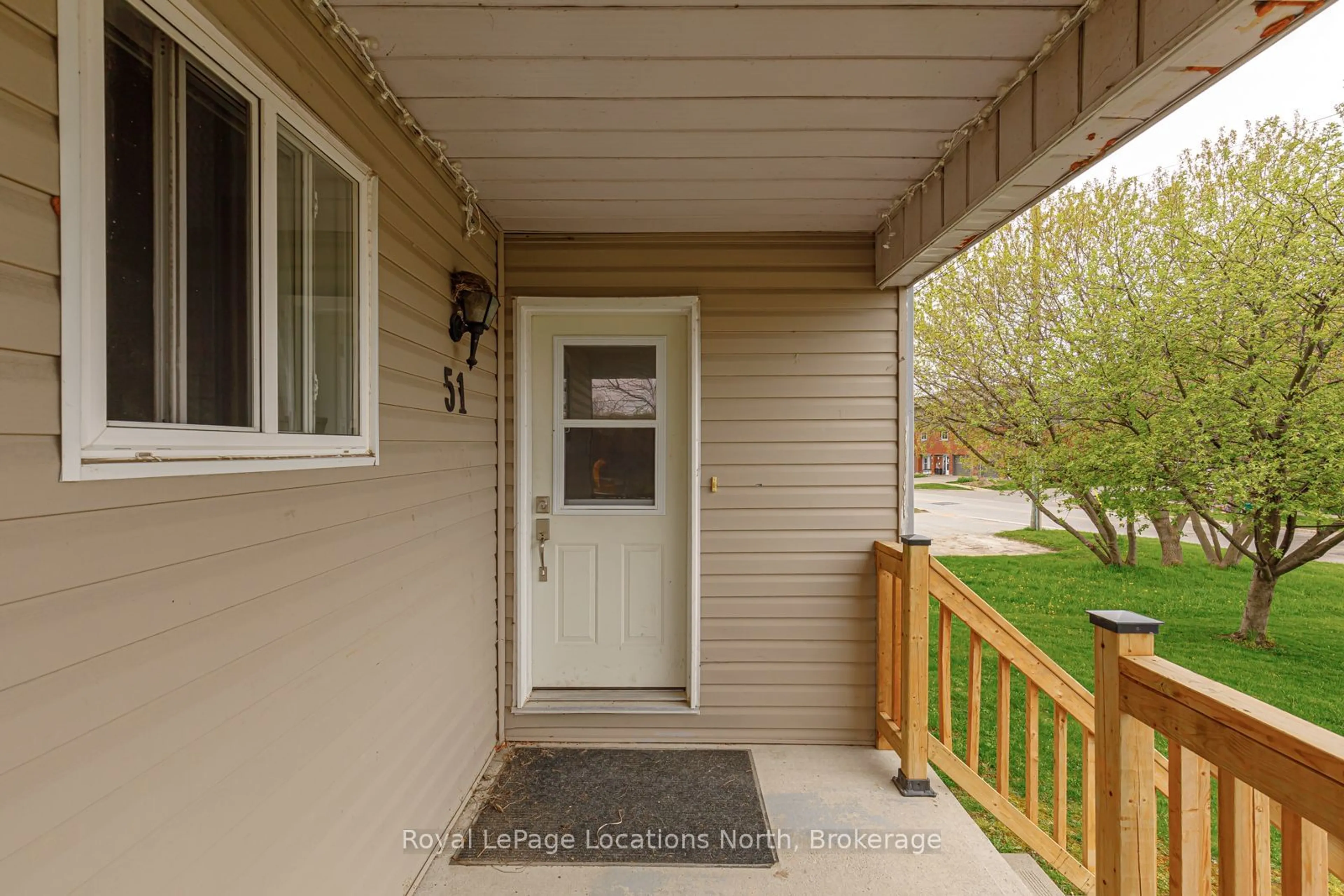 Indoor entryway for 51 RAGLAN St, Collingwood Ontario L9Y 4Y6