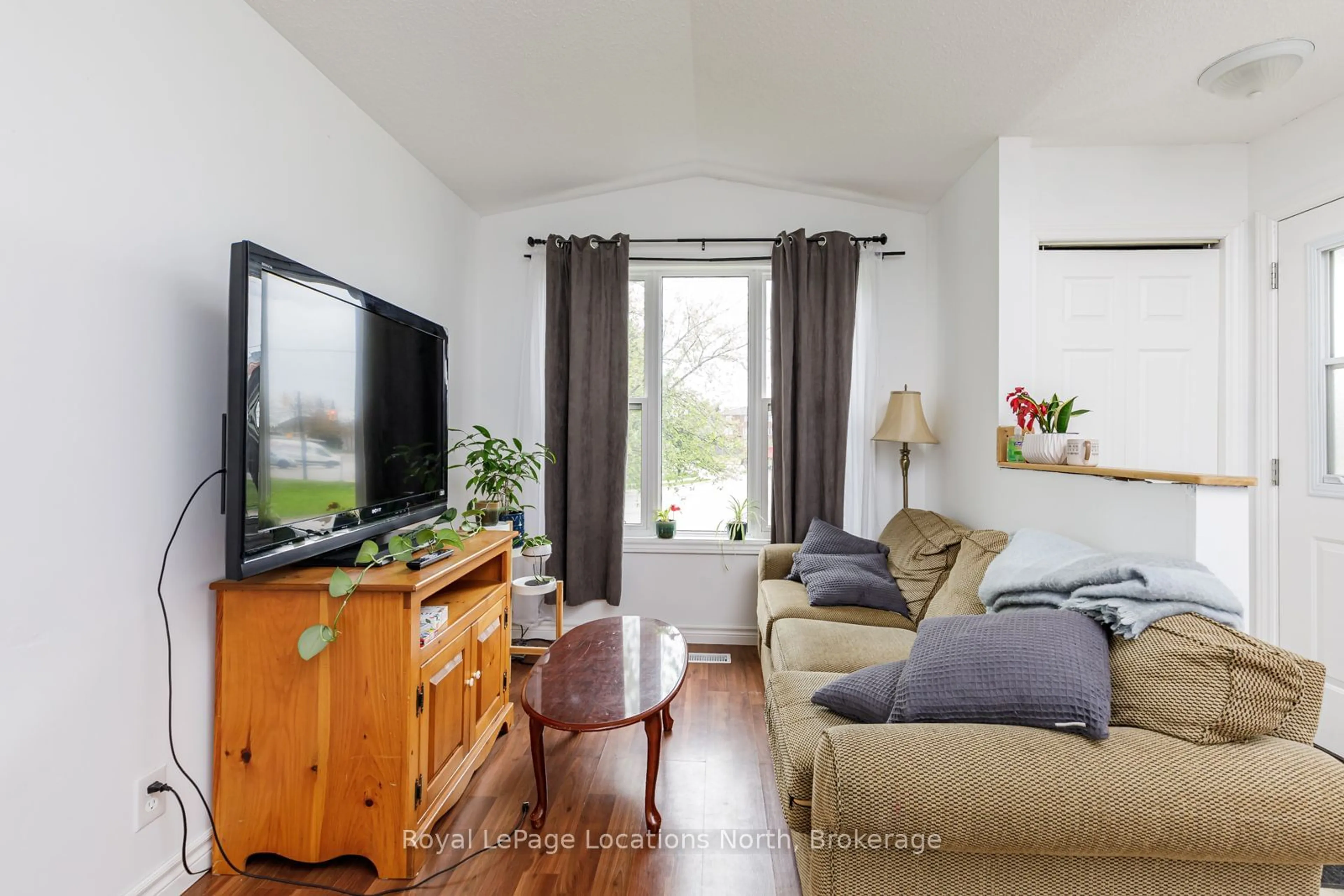 Living room with furniture, wood/laminate floor for 51 RAGLAN St, Collingwood Ontario L9Y 4Y6