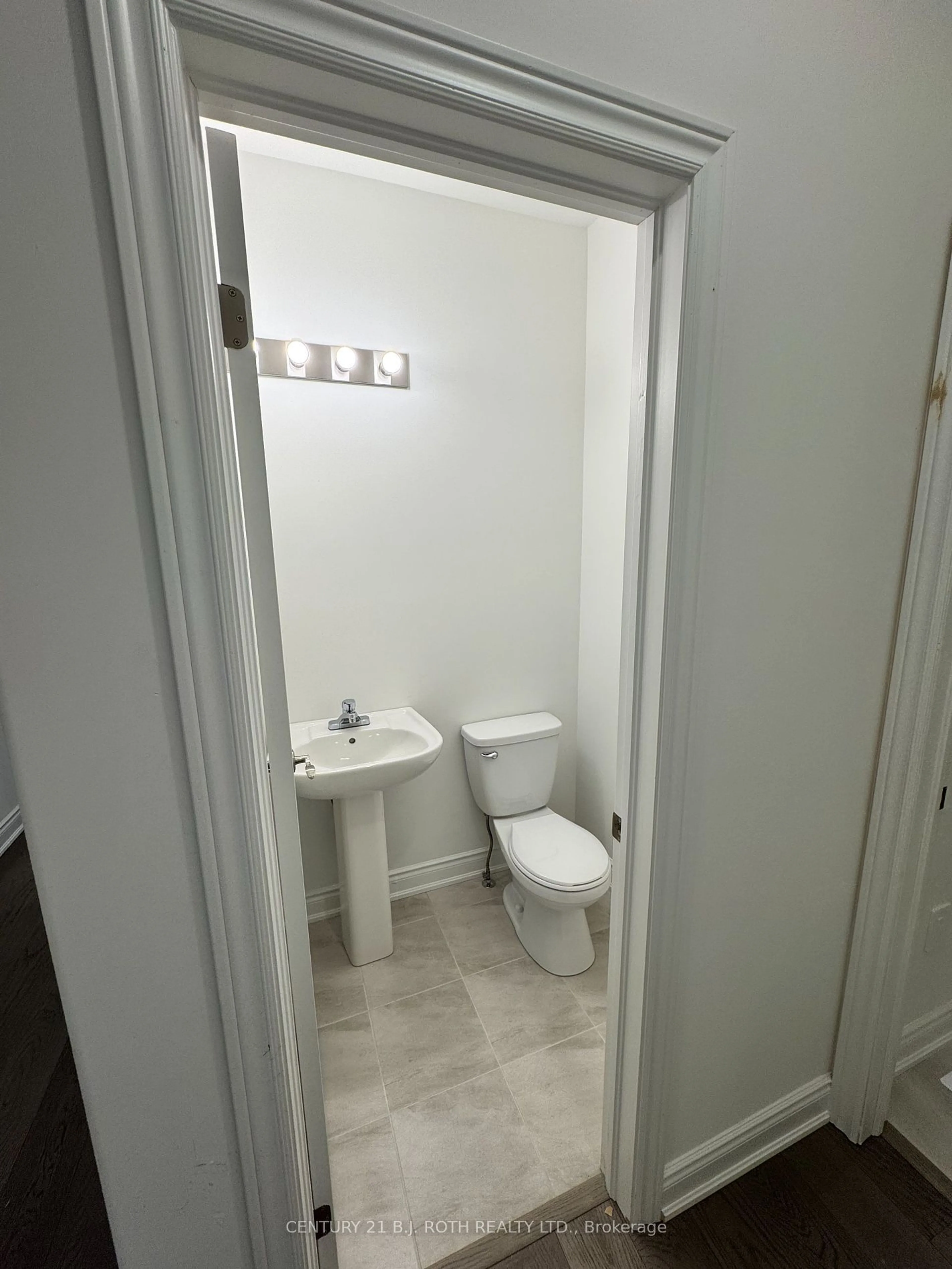 Standard bathroom, floor is not visible for 2974 Monarch Dr, Orillia Ontario L3V 8M8