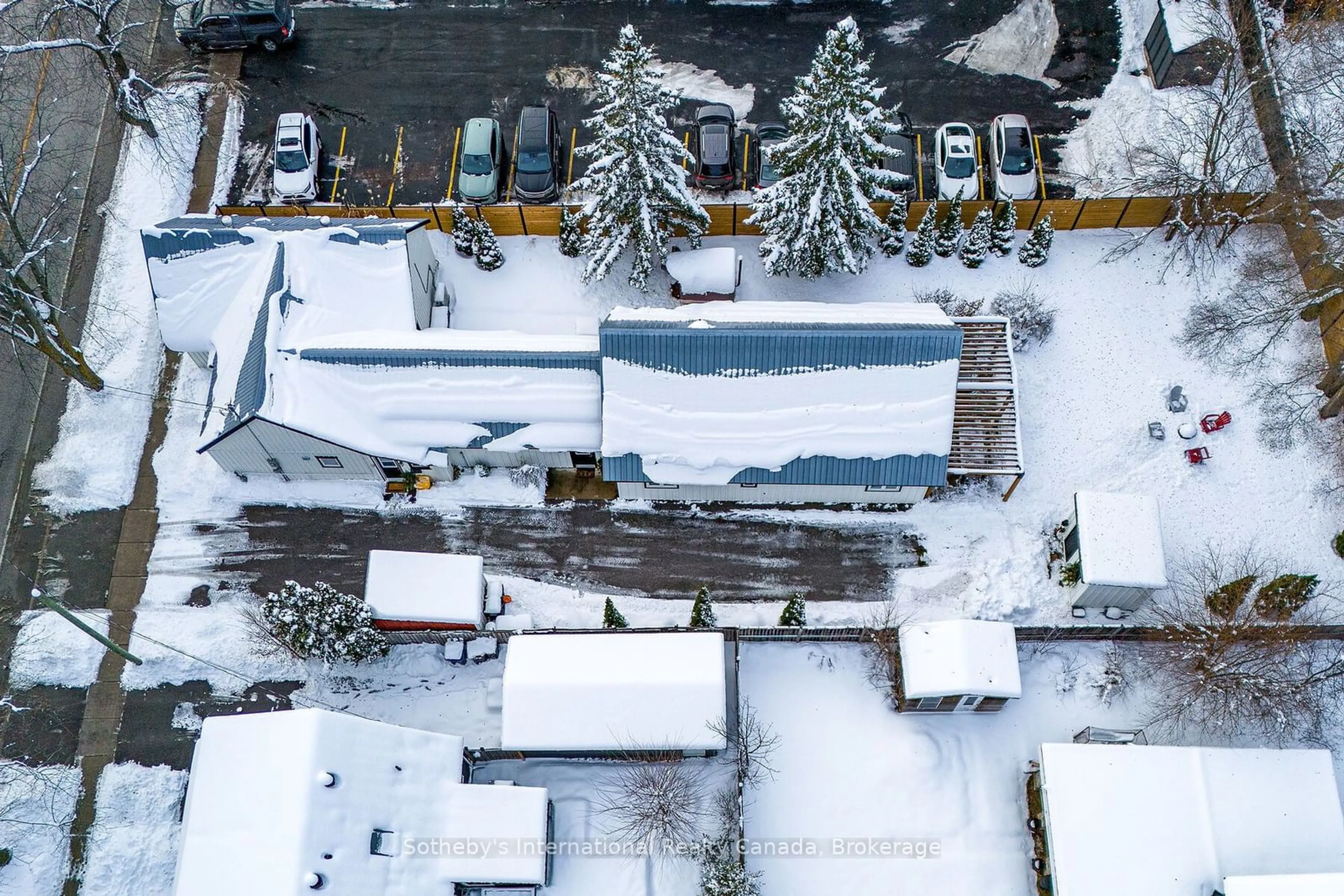 A pic from outside/outdoor area/front of a property/back of a property/a pic from drone, street for 223 Sixth St, Collingwood Ontario L9Y 1Z2