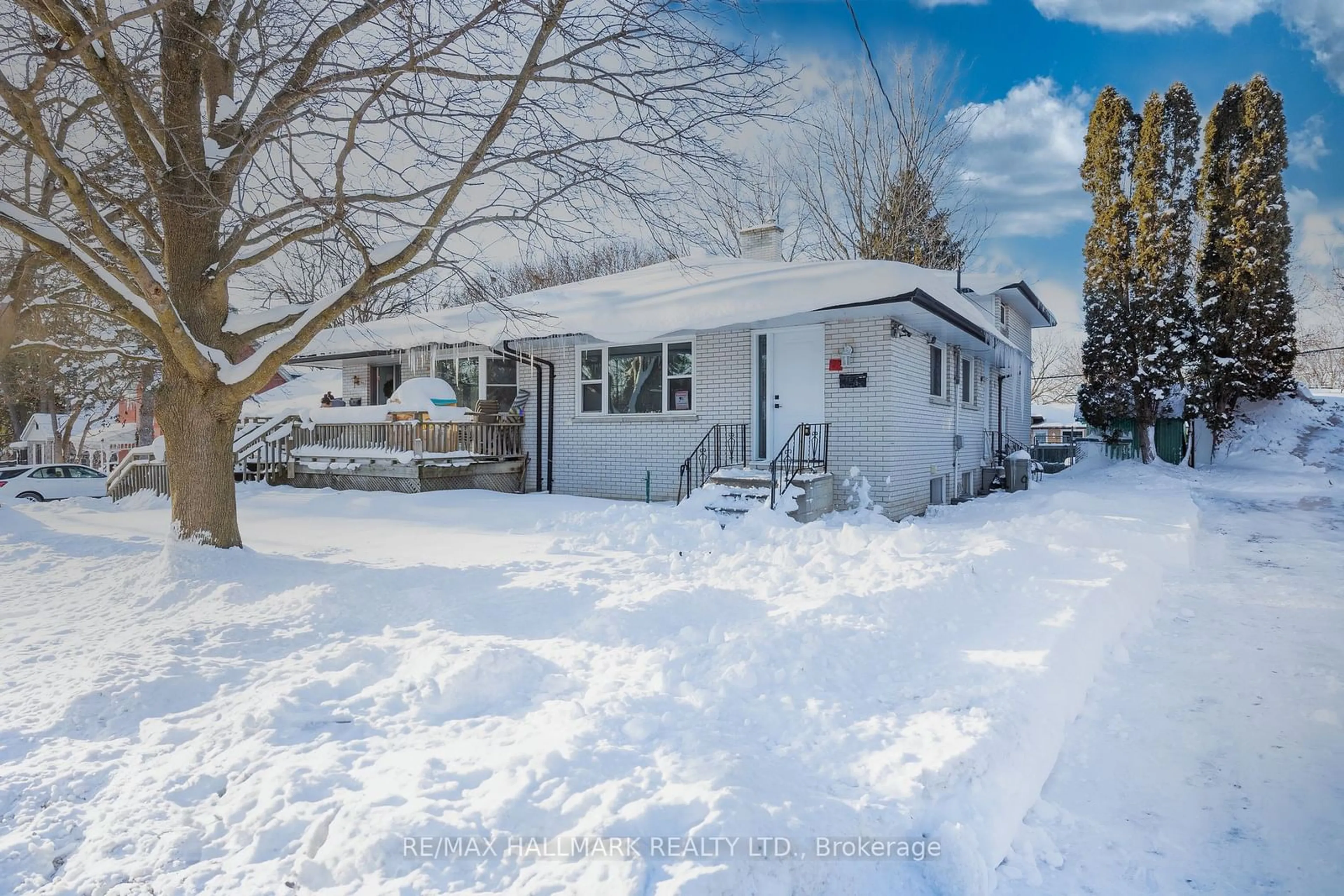 A pic from outside/outdoor area/front of a property/back of a property/a pic from drone, street for 92 Penetang St, Barrie Ontario L4M 1V6