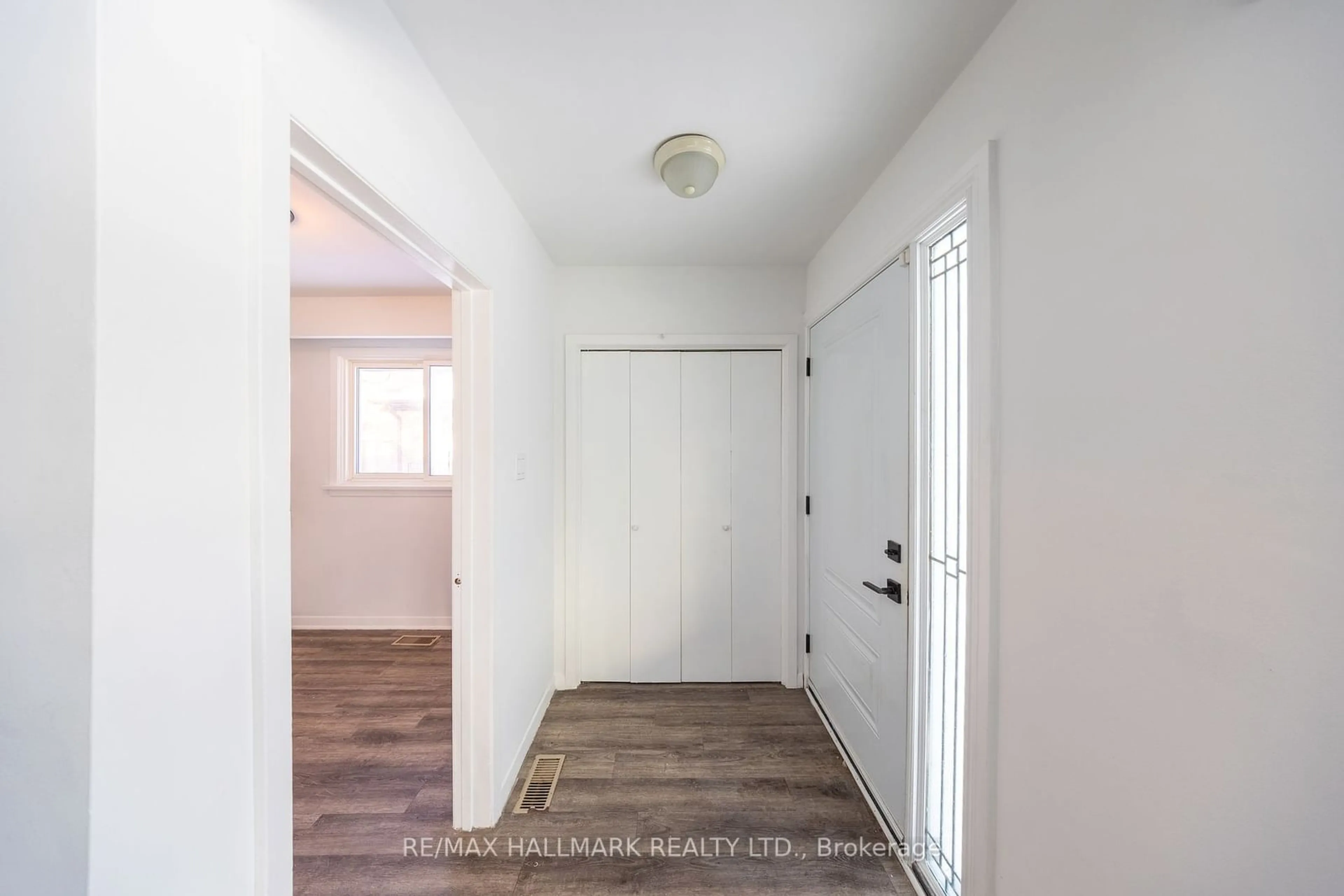 Indoor entryway for 92 Penetang St, Barrie Ontario L4M 1V6