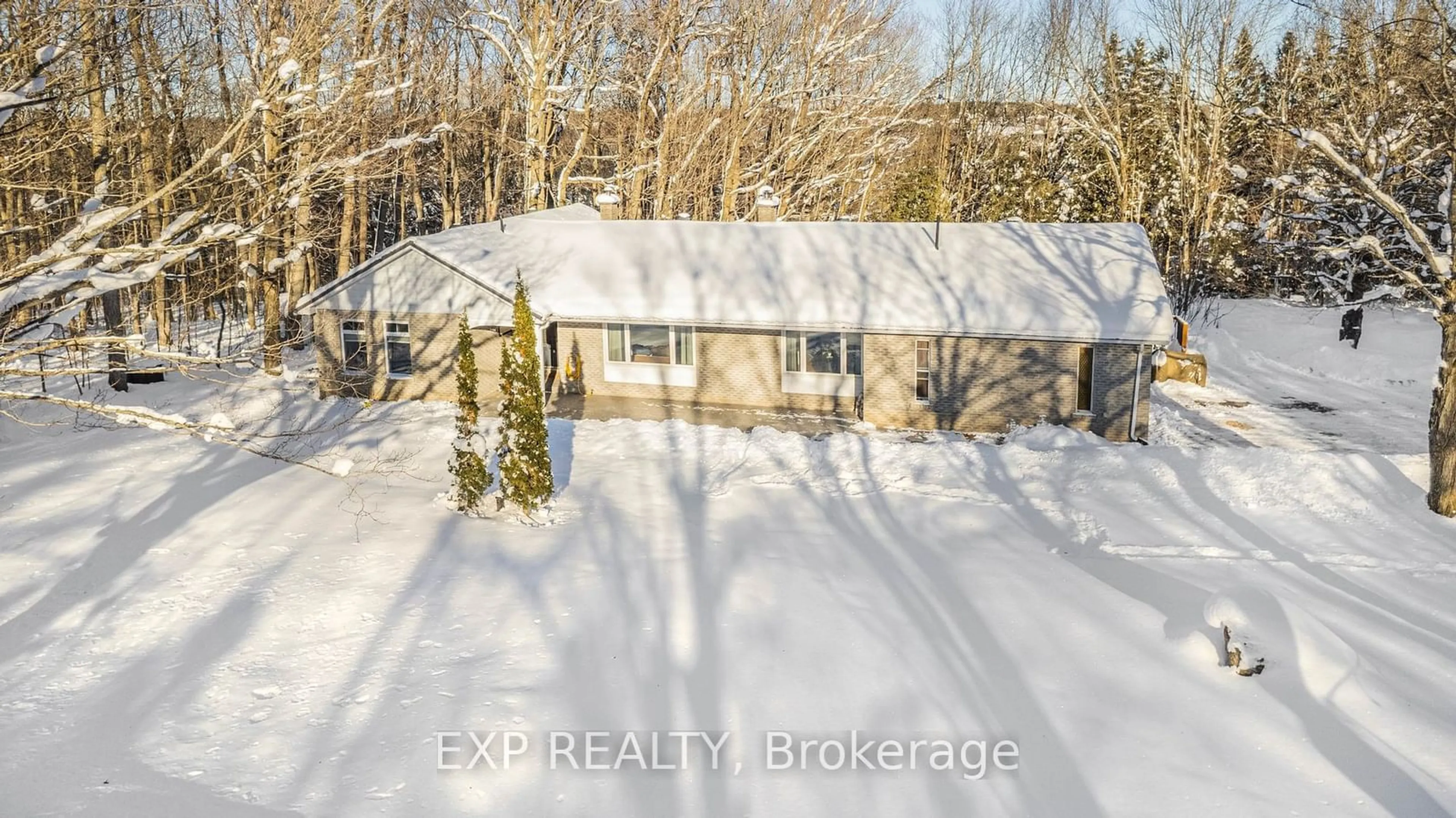 A pic from outside/outdoor area/front of a property/back of a property/a pic from drone, building for 1083 Line 15 Line, Oro-Medonte Ontario L3V 8J1