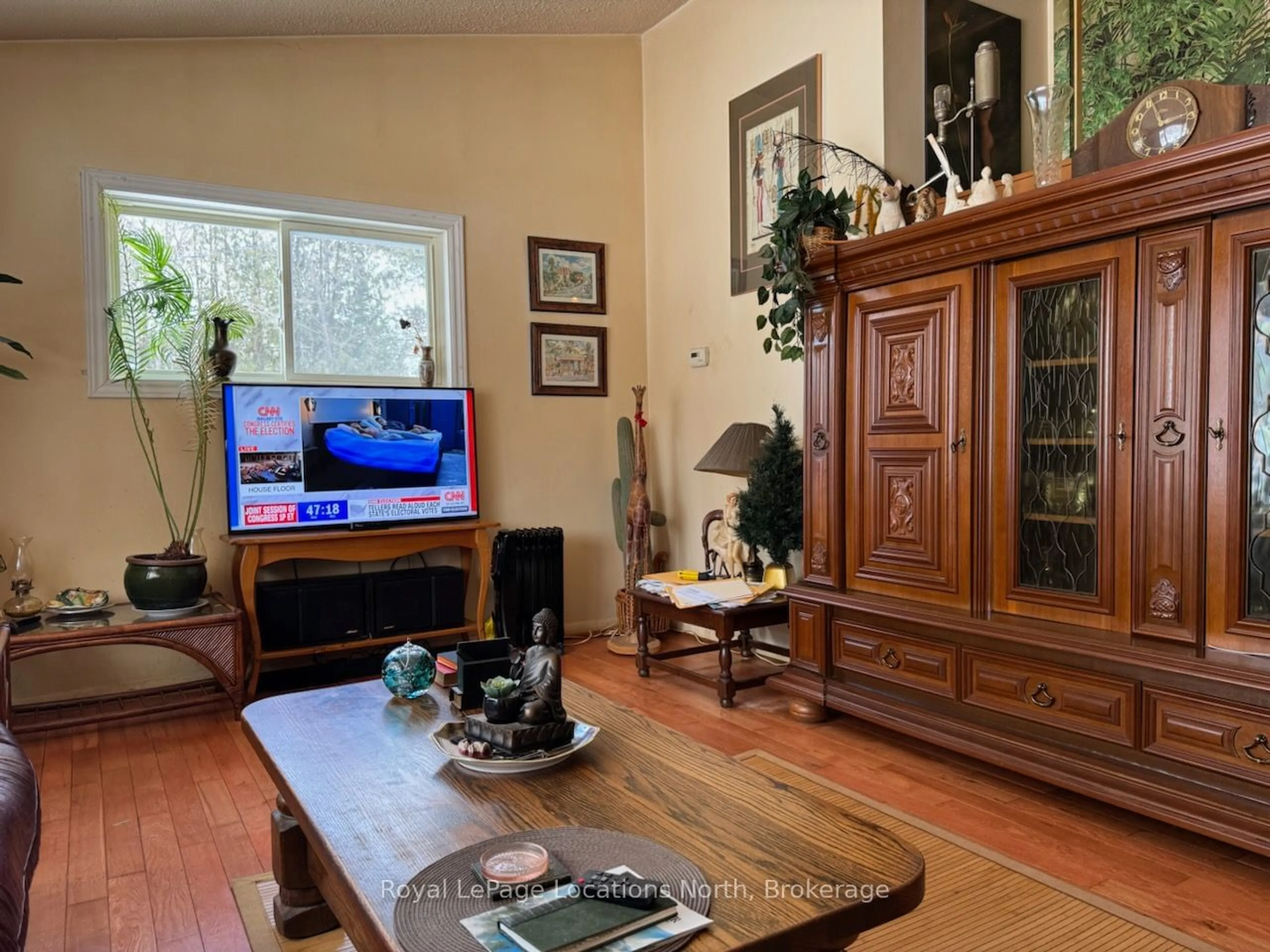 Living room with furniture, wood/laminate floor for 8717 Beachwood Rd, Wasaga Beach Ontario L9Z 2G5