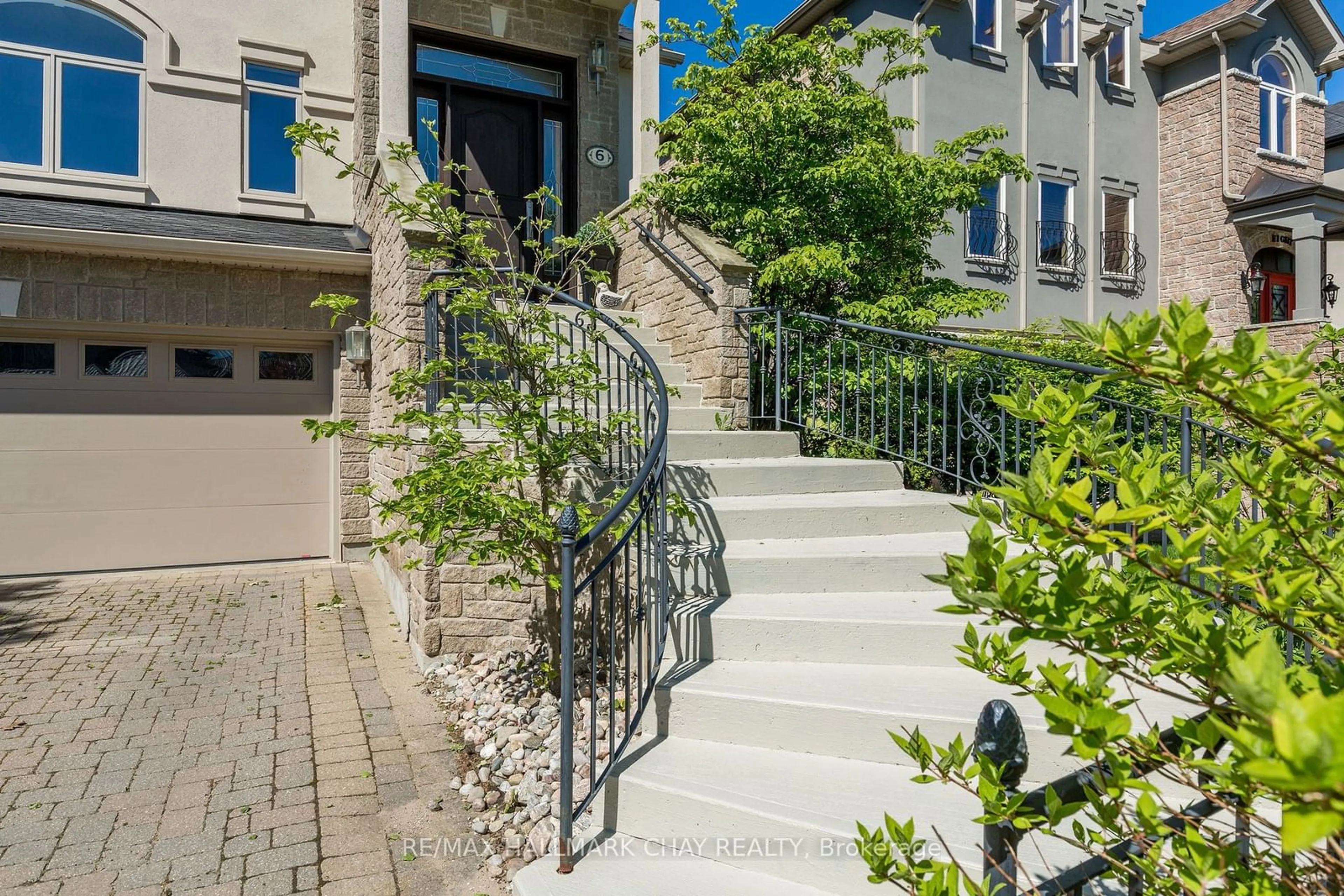 Stairs for 6 Orsi Crt, Barrie Ontario L4N 0C7