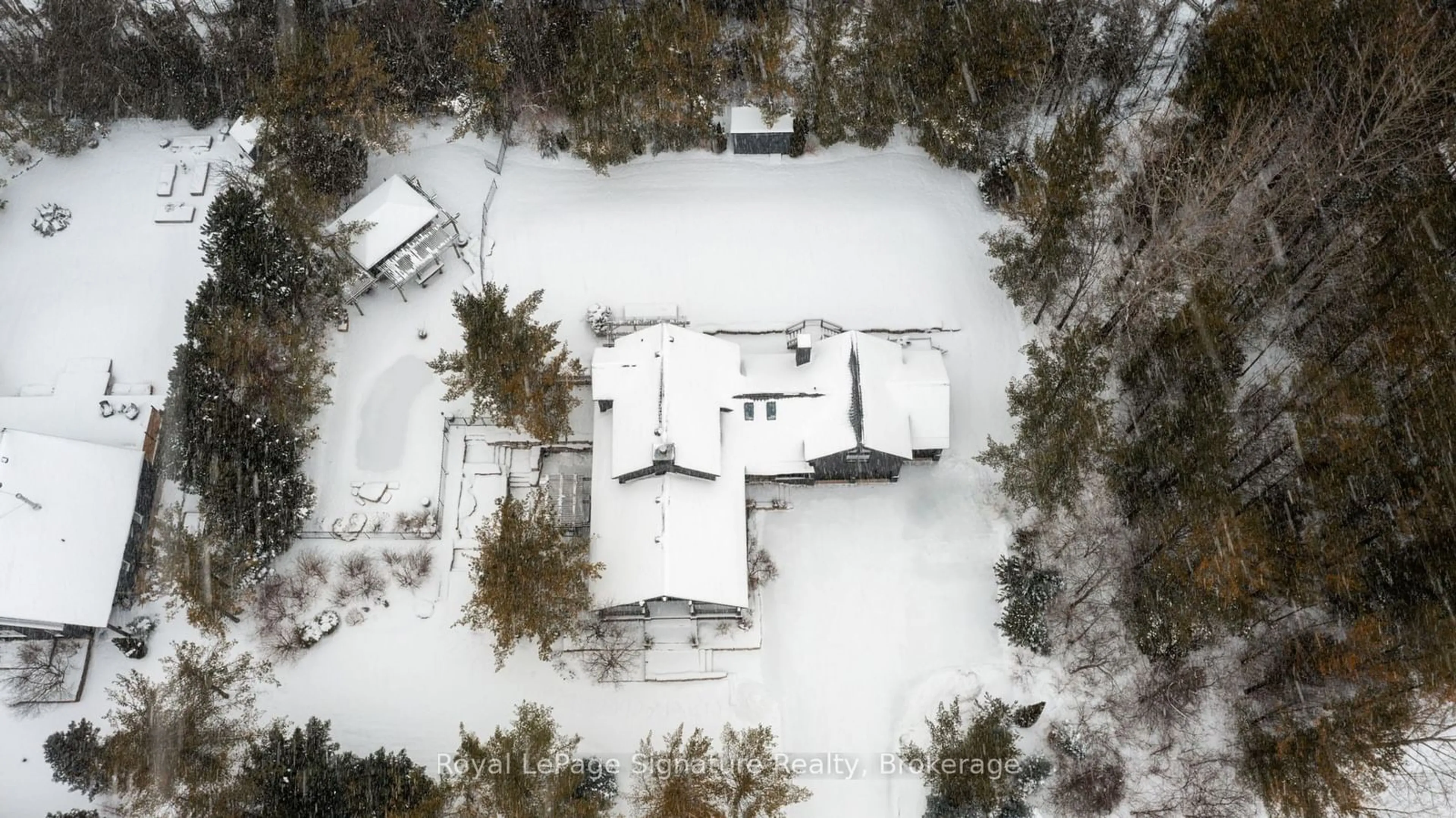 A pic from outside/outdoor area/front of a property/back of a property/a pic from drone, street for 21 Trails End, Collingwood Ontario L9Y 5B1