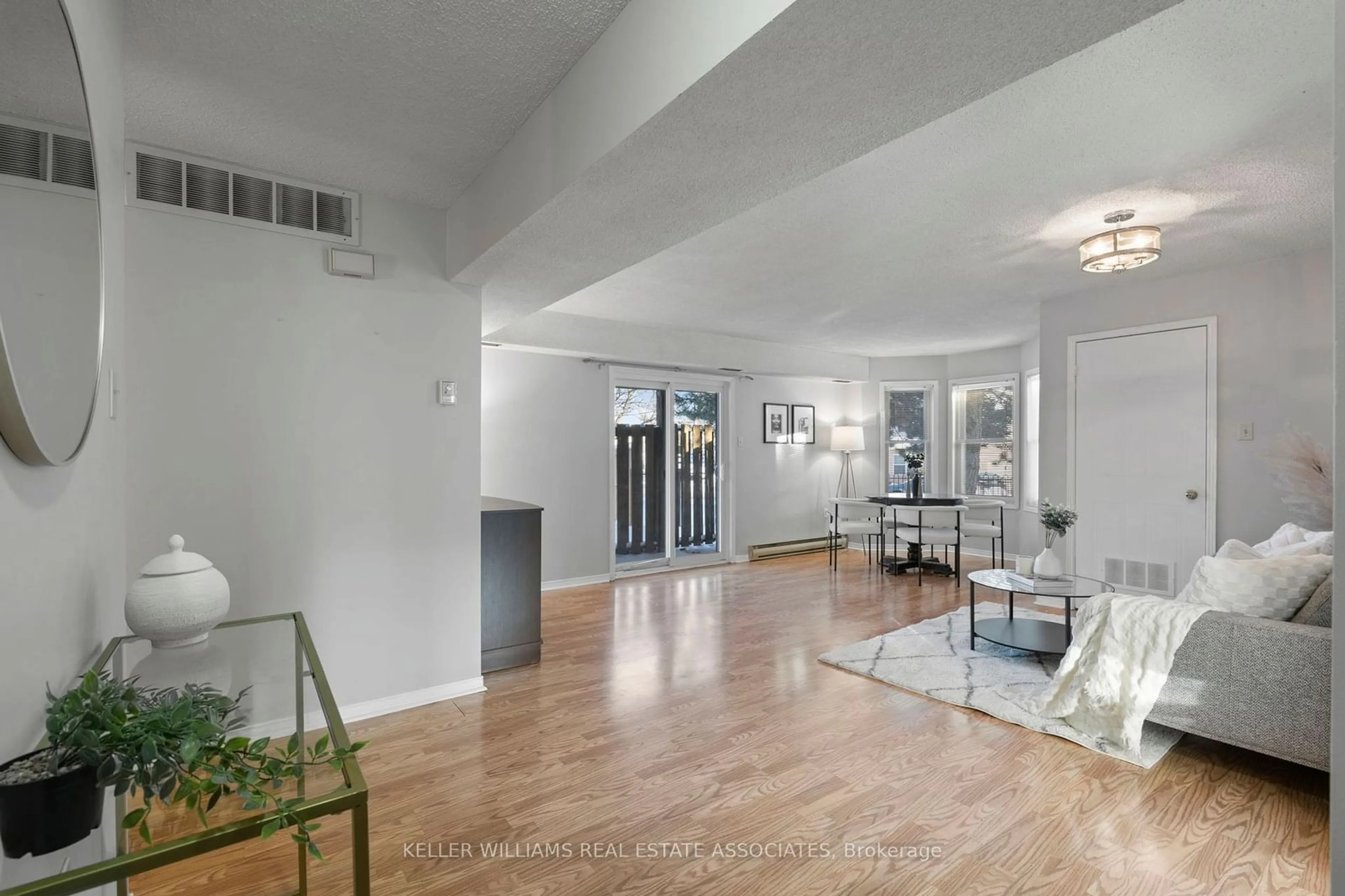 Indoor foyer for 119 D'ambrosio Dr #2, Barrie Ontario L4N 7R7