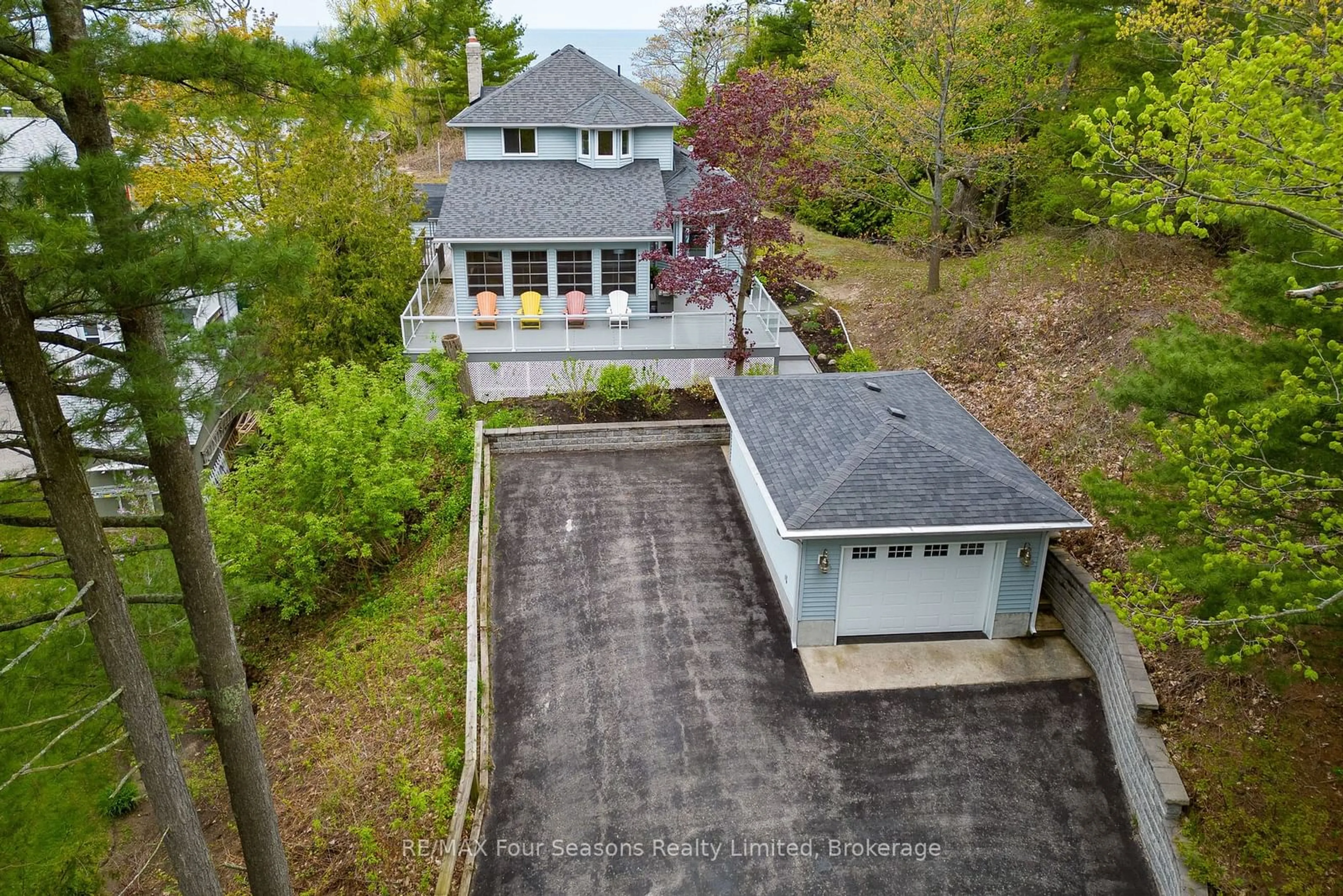 A pic from outside/outdoor area/front of a property/back of a property/a pic from drone, unknown for 8 GLEN FOREST Tr, Tiny Ontario L0L 2T0