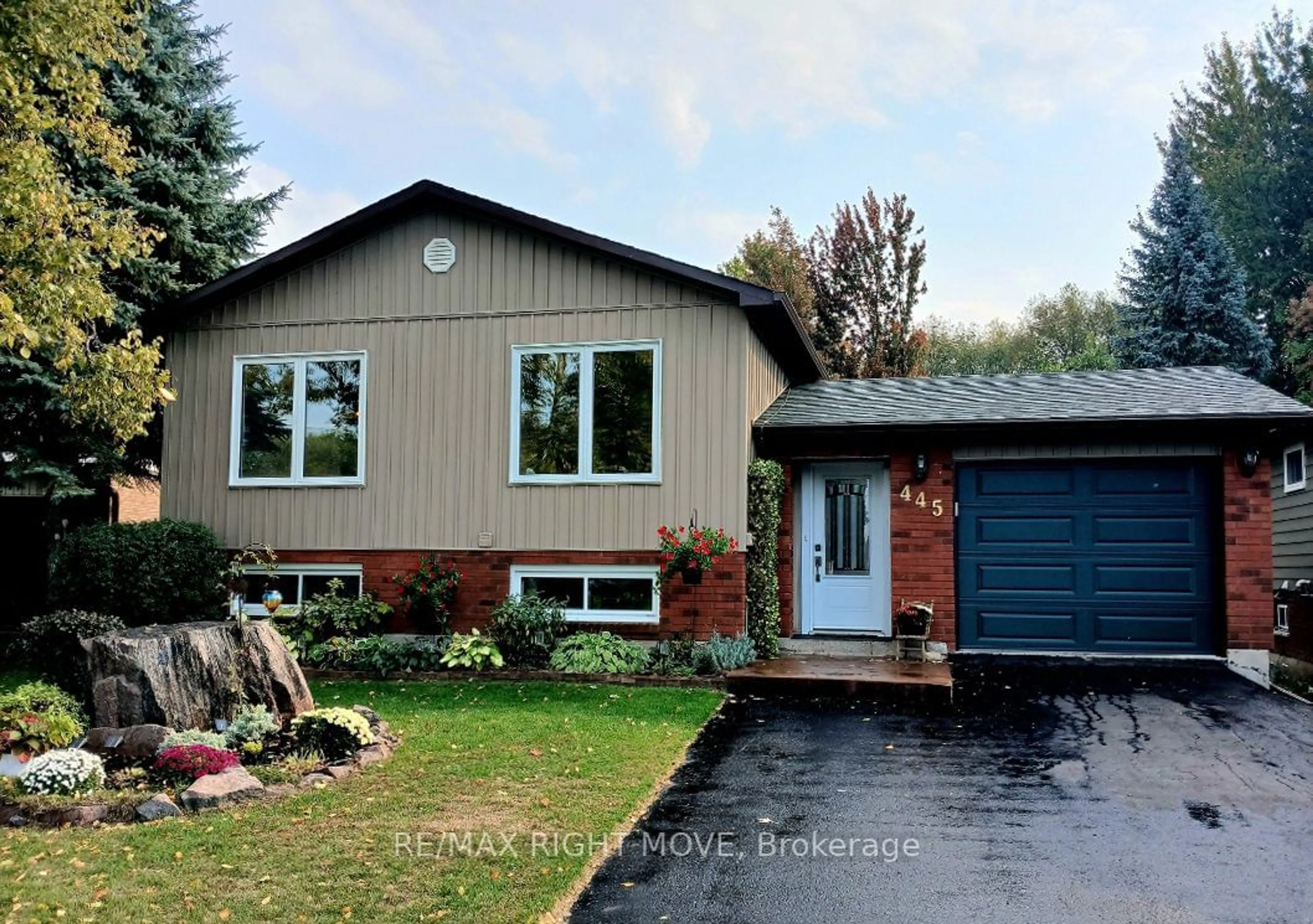 Home with vinyl exterior material, street for 445 Mooney Cres, Orillia Ontario L3V 6R5