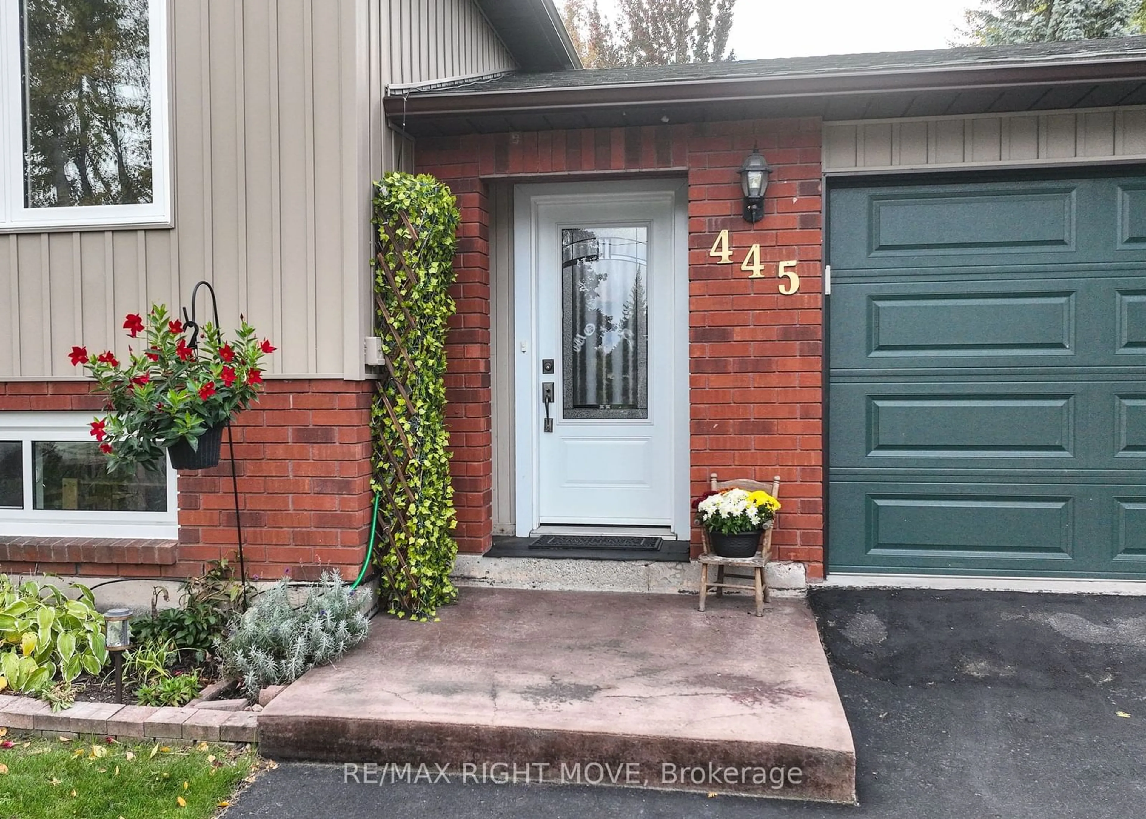 Indoor entryway for 445 Mooney Cres, Orillia Ontario L3V 6R5