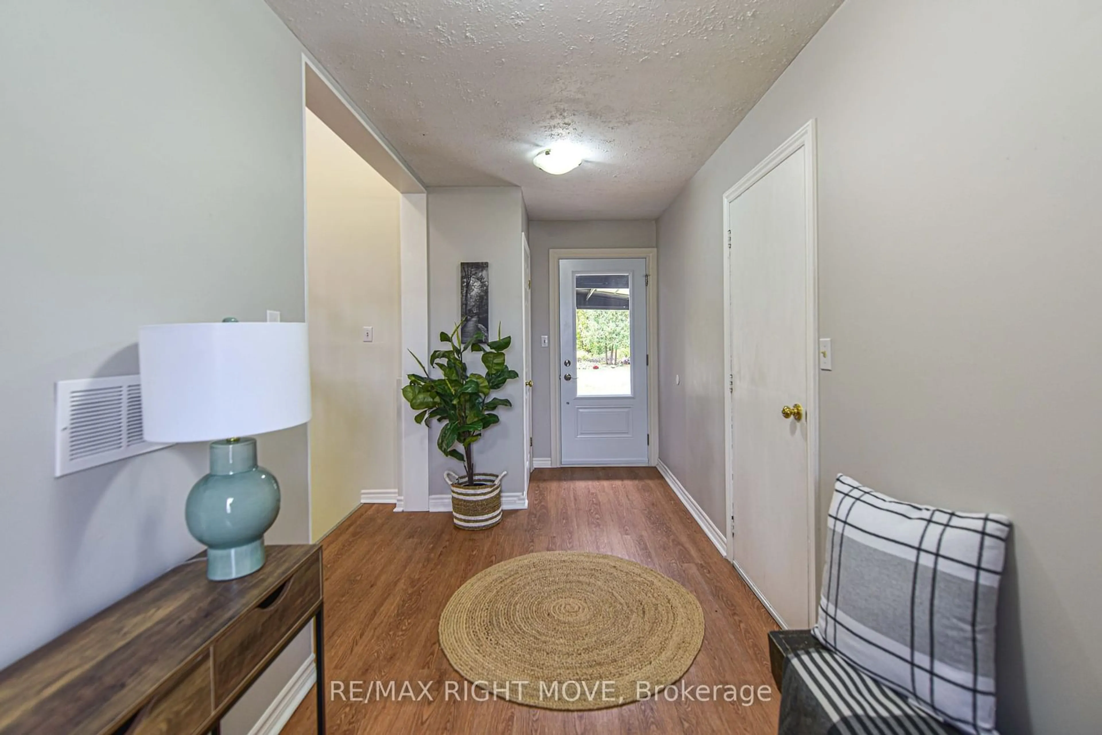 Indoor entryway for 445 Mooney Cres, Orillia Ontario L3V 6R5