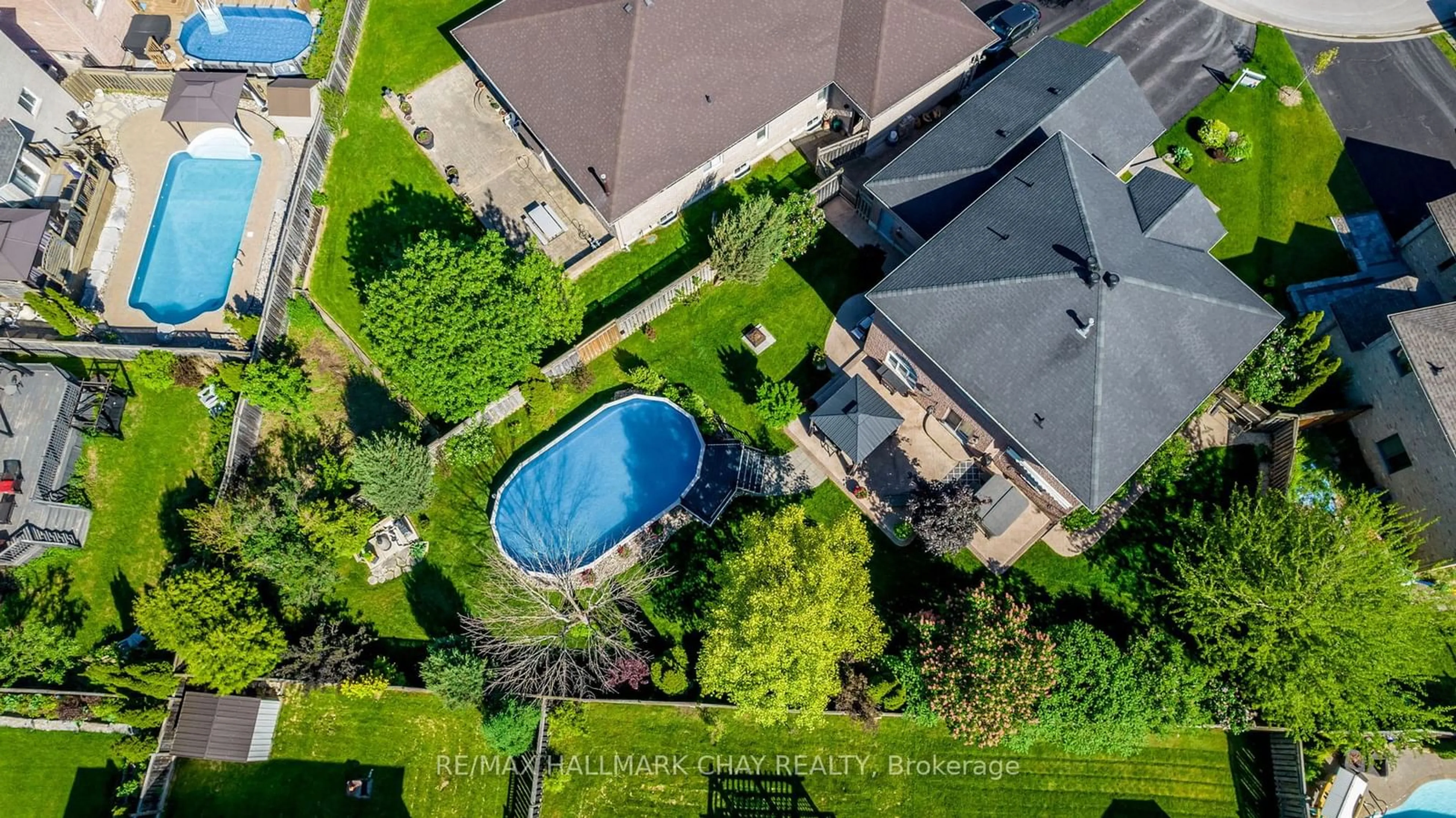 A pic from outside/outdoor area/front of a property/back of a property/a pic from drone, water/lake/river/ocean view for 14 Rebecca Crt, Barrie Ontario L4N 0V5