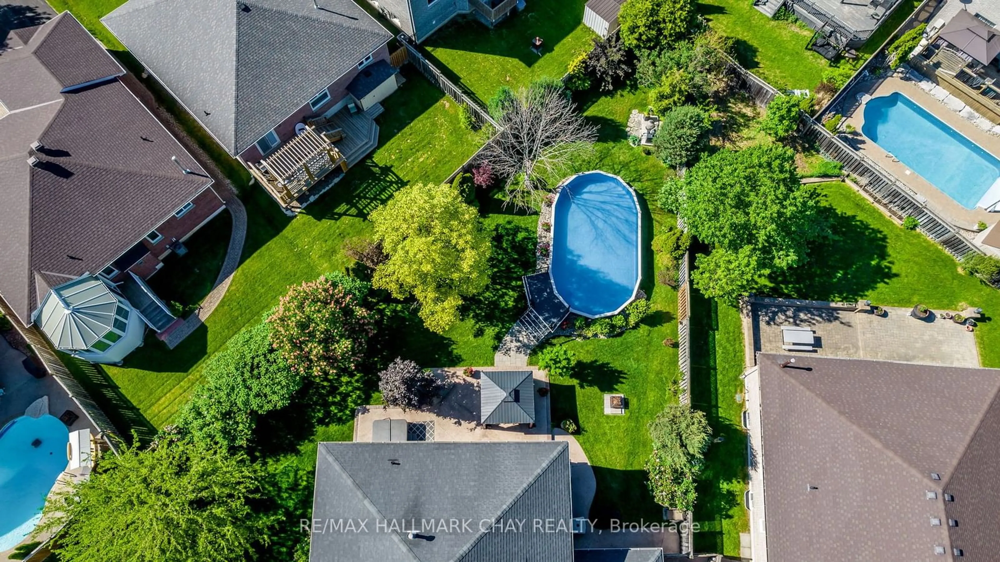 A pic from outside/outdoor area/front of a property/back of a property/a pic from drone, street for 14 Rebecca Crt, Barrie Ontario L4N 0V5