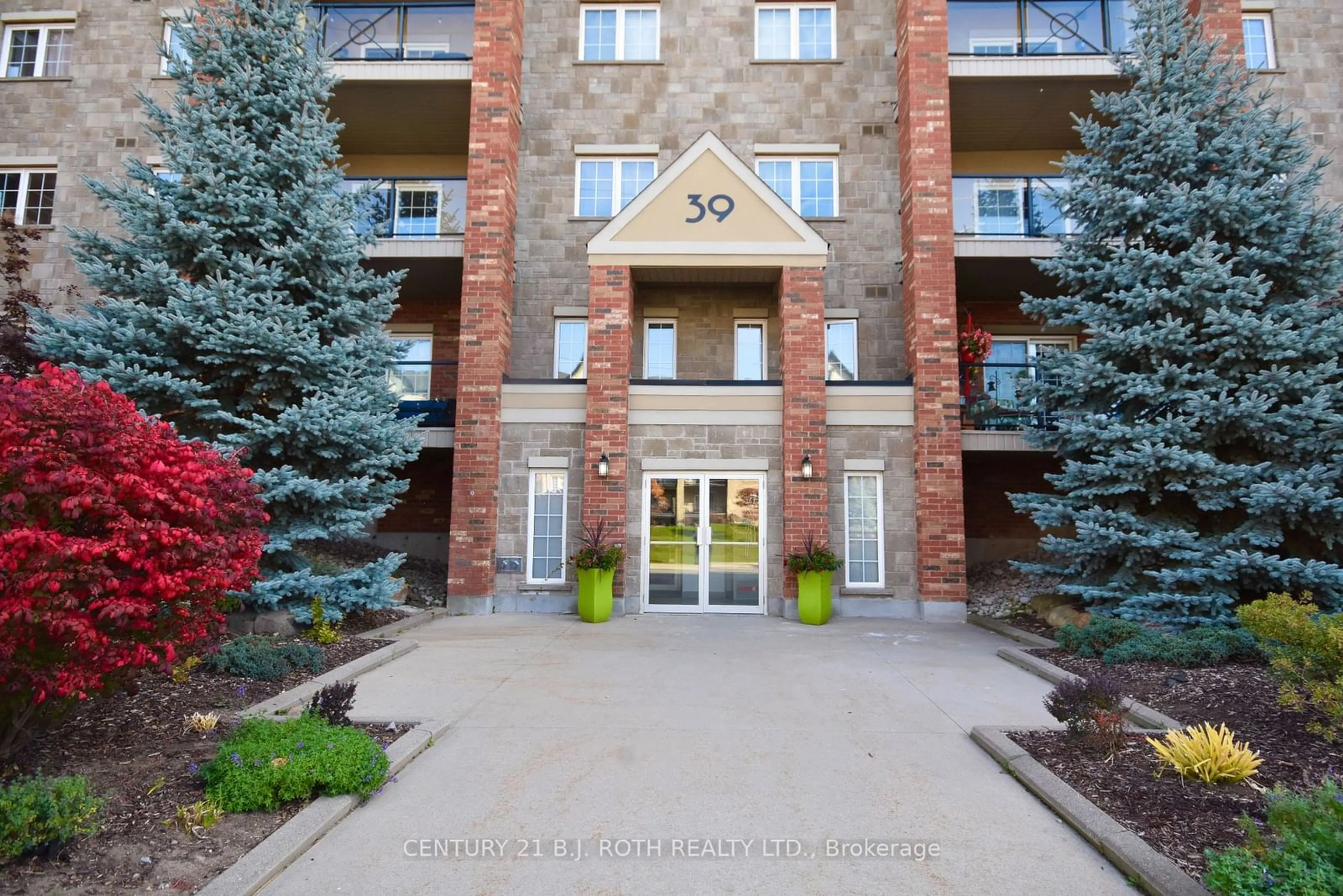 Indoor foyer for 39 Ferndale Dr #205, Barrie Ontario L4N 5T5