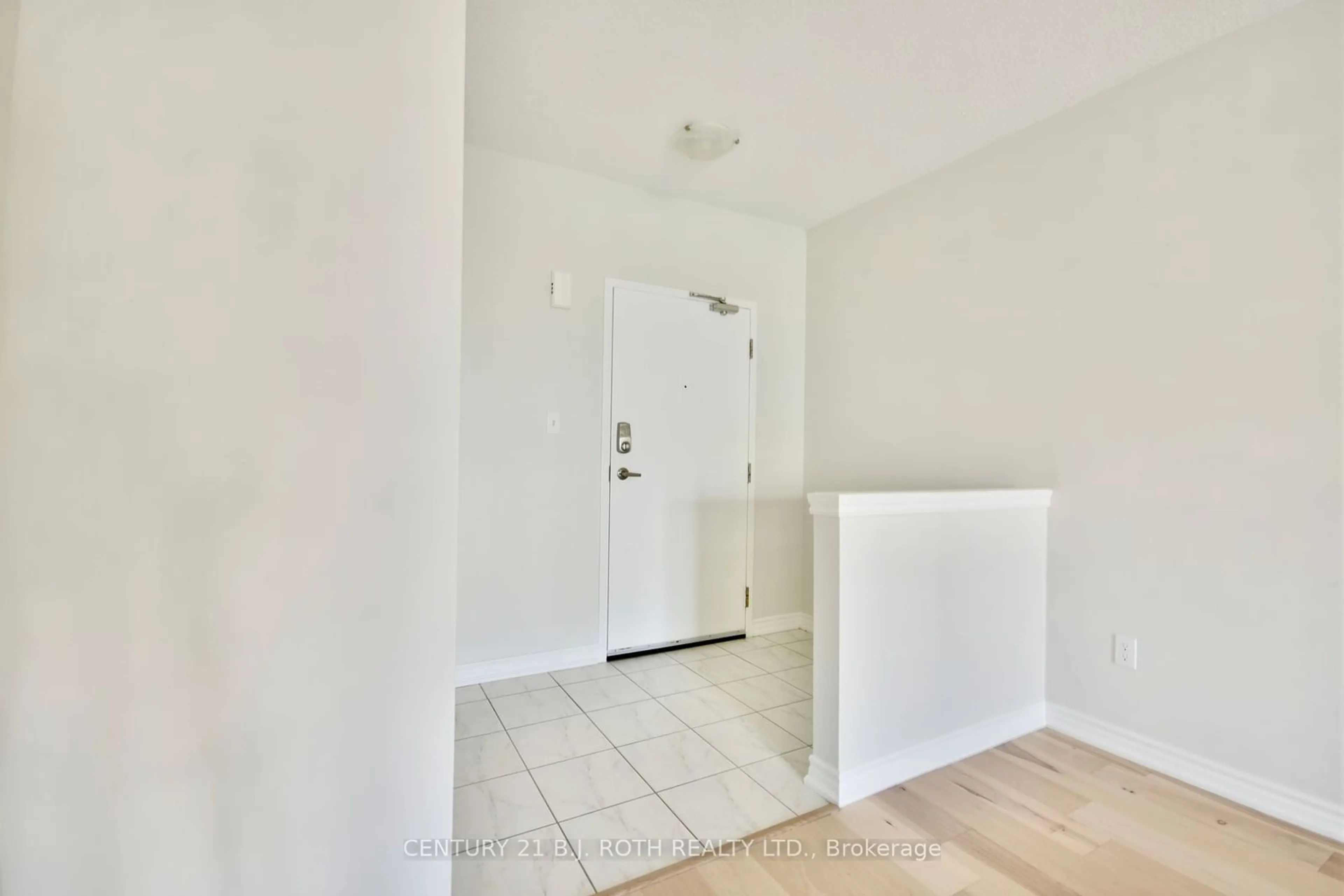 Indoor entryway for 39 Ferndale Dr #205, Barrie Ontario L4N 5T5