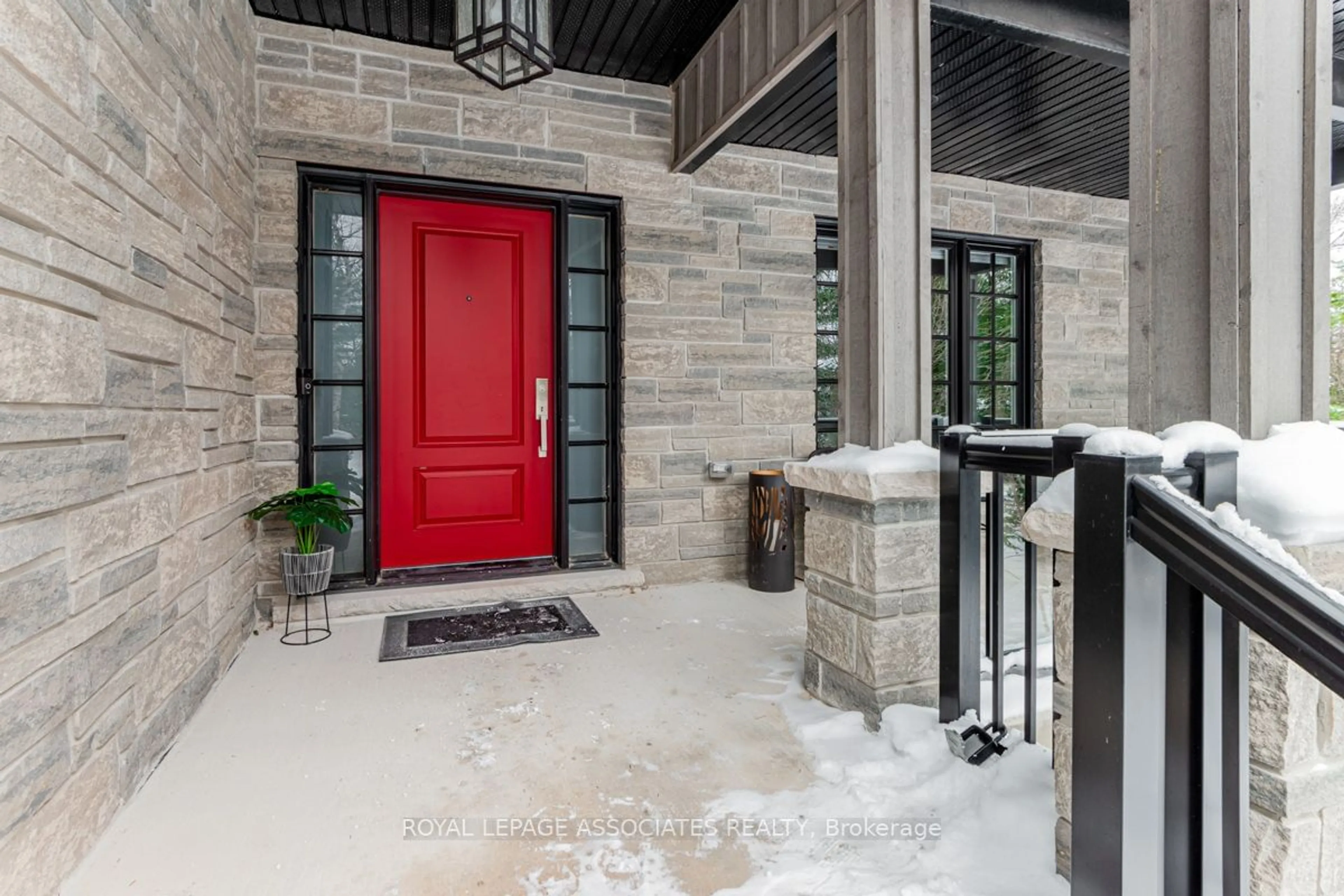 Indoor entryway for 69 34th St, Wasaga Beach Ontario L9Z 2C2