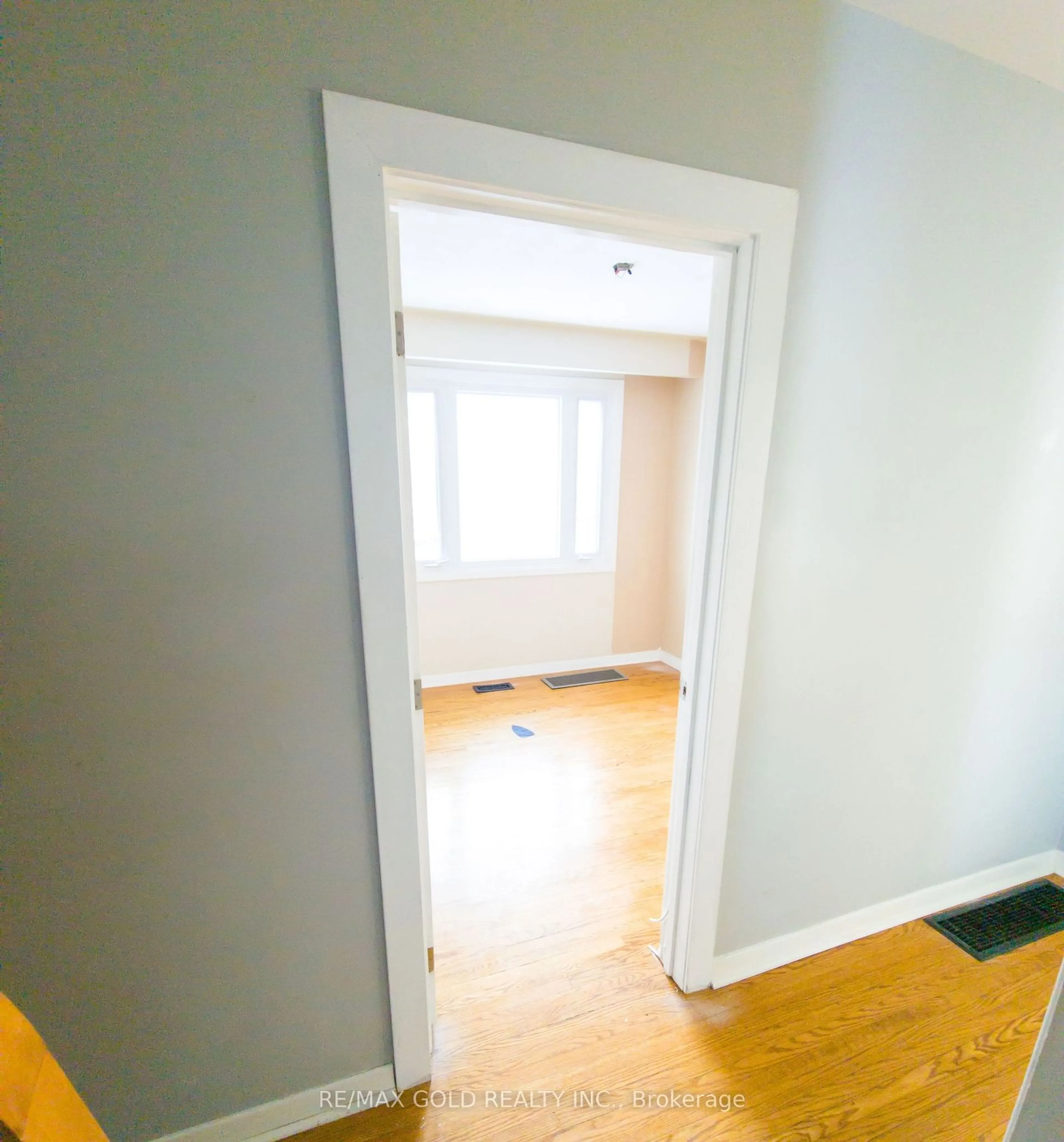 A pic of a room for 275 Grove St, Barrie Ontario L4M 2R2