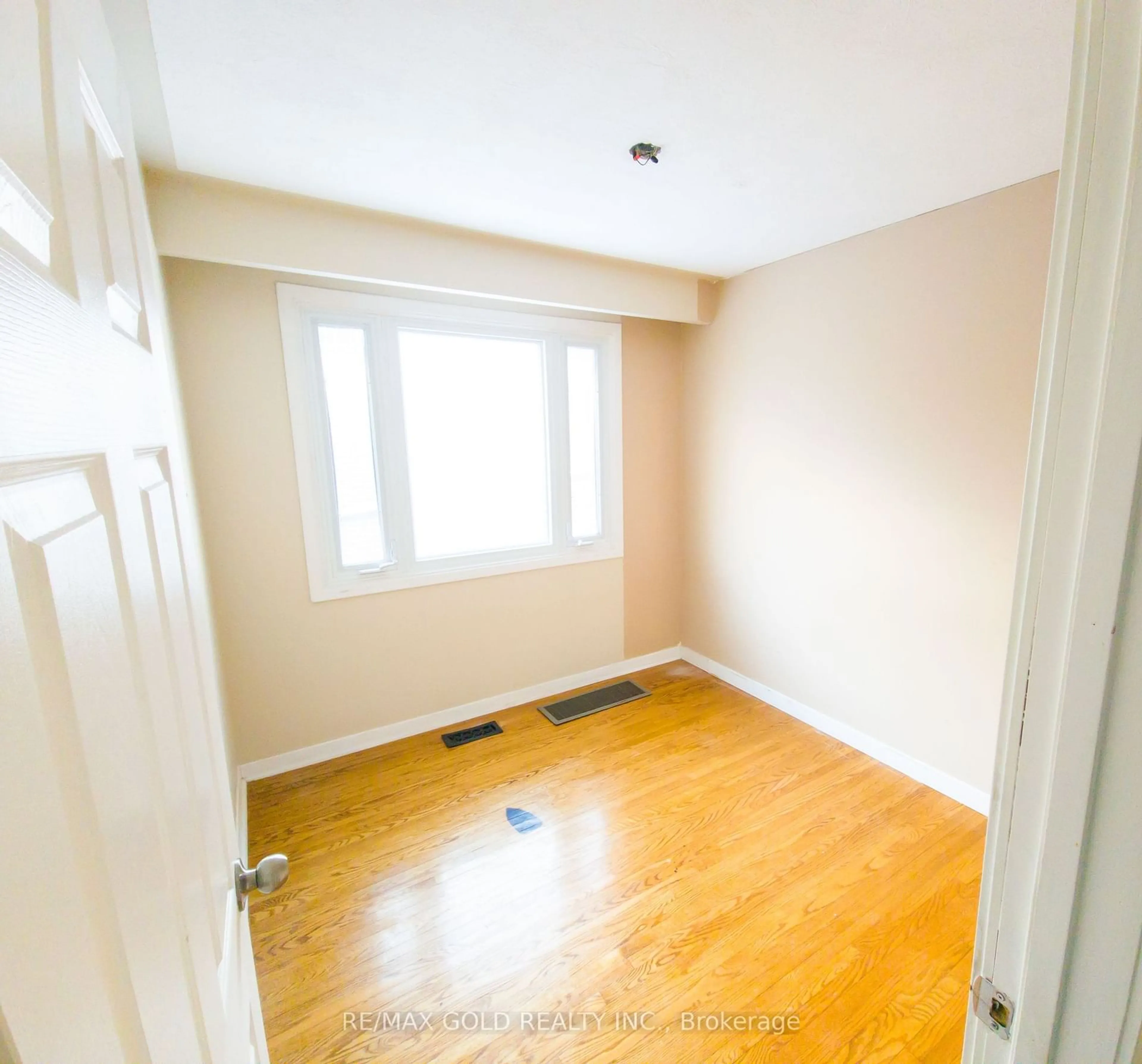 A pic of a room for 275 Grove St, Barrie Ontario L4M 2R2