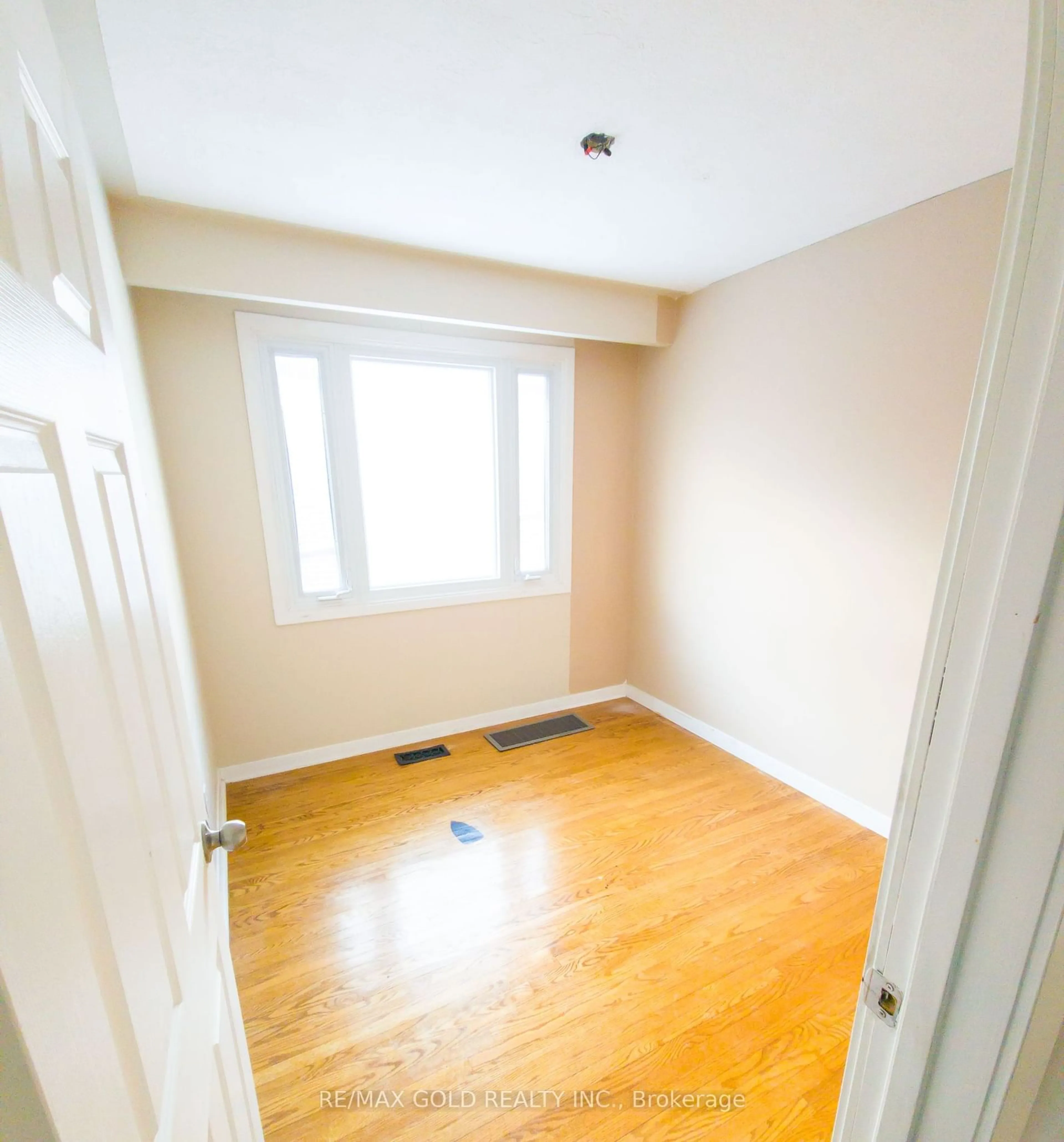 A pic of a room for 275 Grove St, Barrie Ontario L4M 2R2