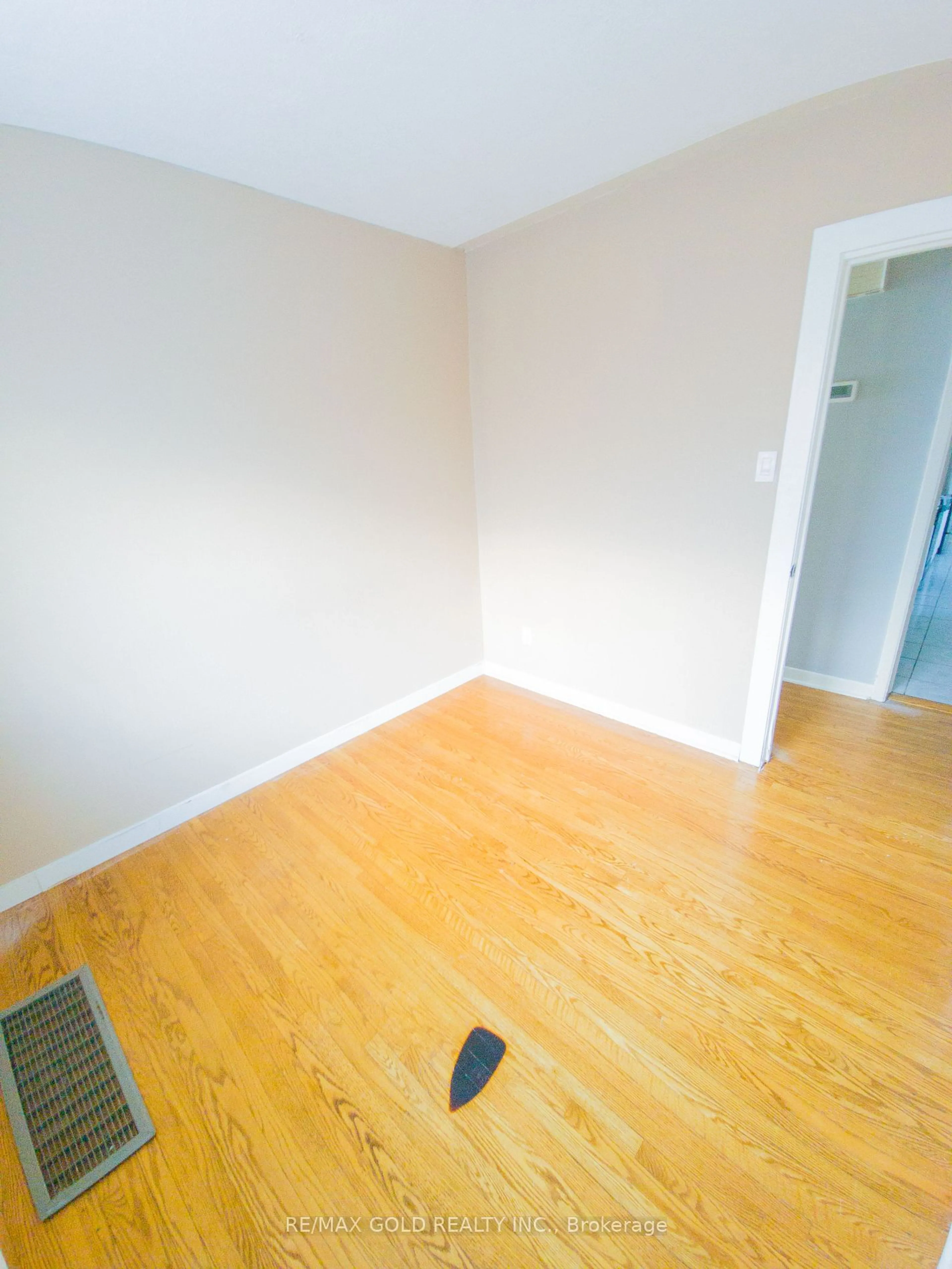 A pic of a room for 275 Grove St, Barrie Ontario L4M 2R2