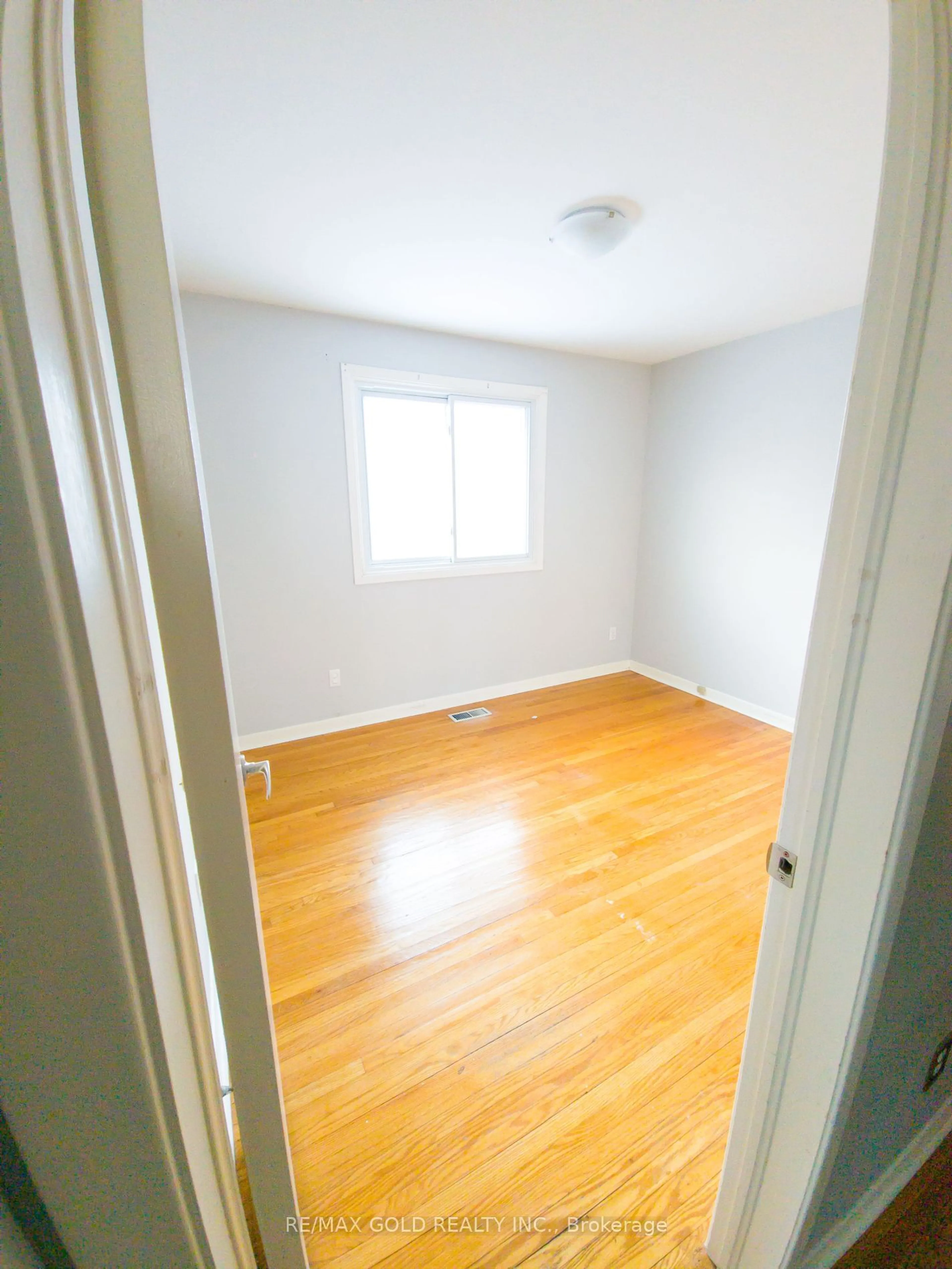 A pic of a room for 275 Grove St, Barrie Ontario L4M 2R2