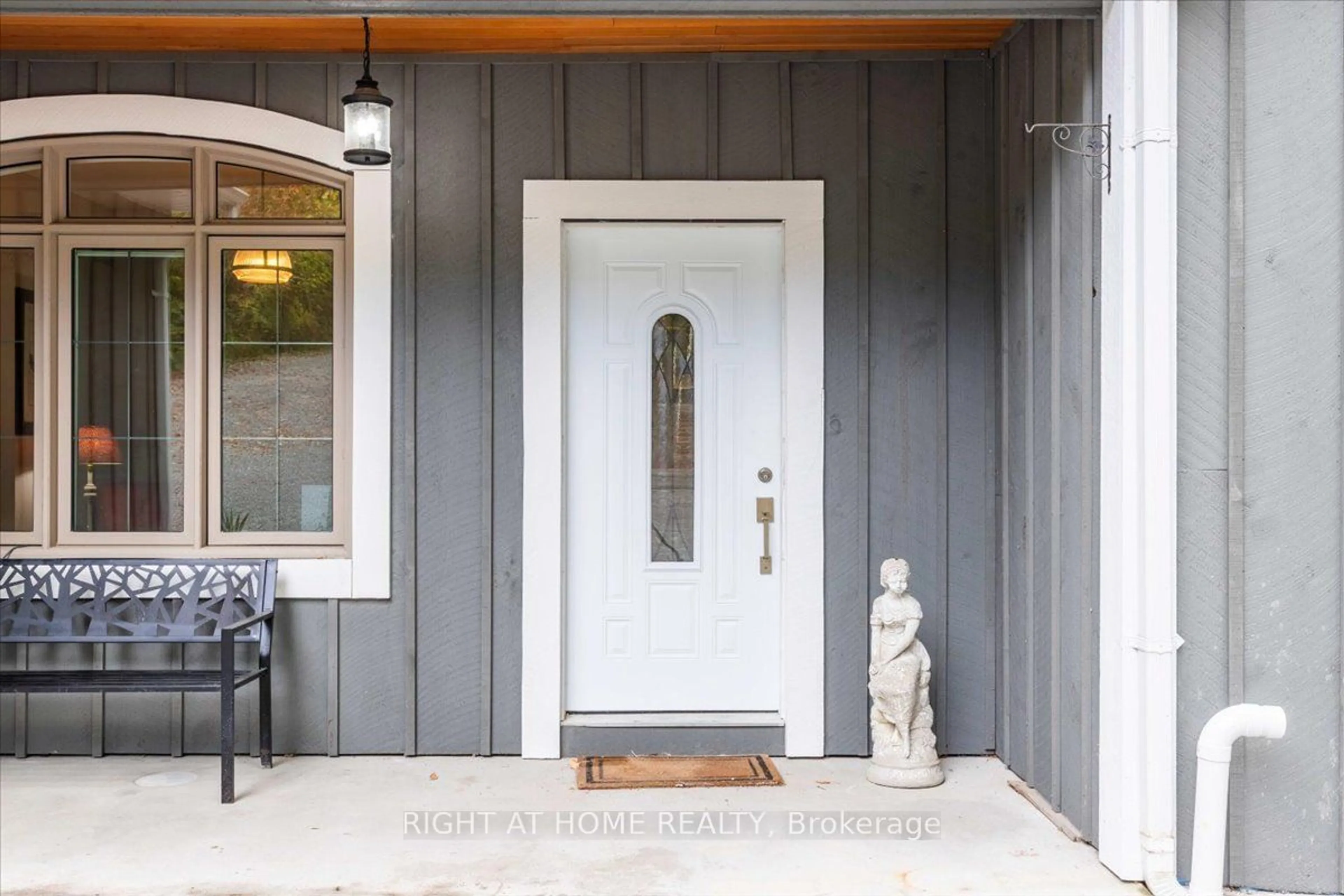 Indoor entryway for 1147 Old Creamery Rd, Severn Ontario L0K 1E0