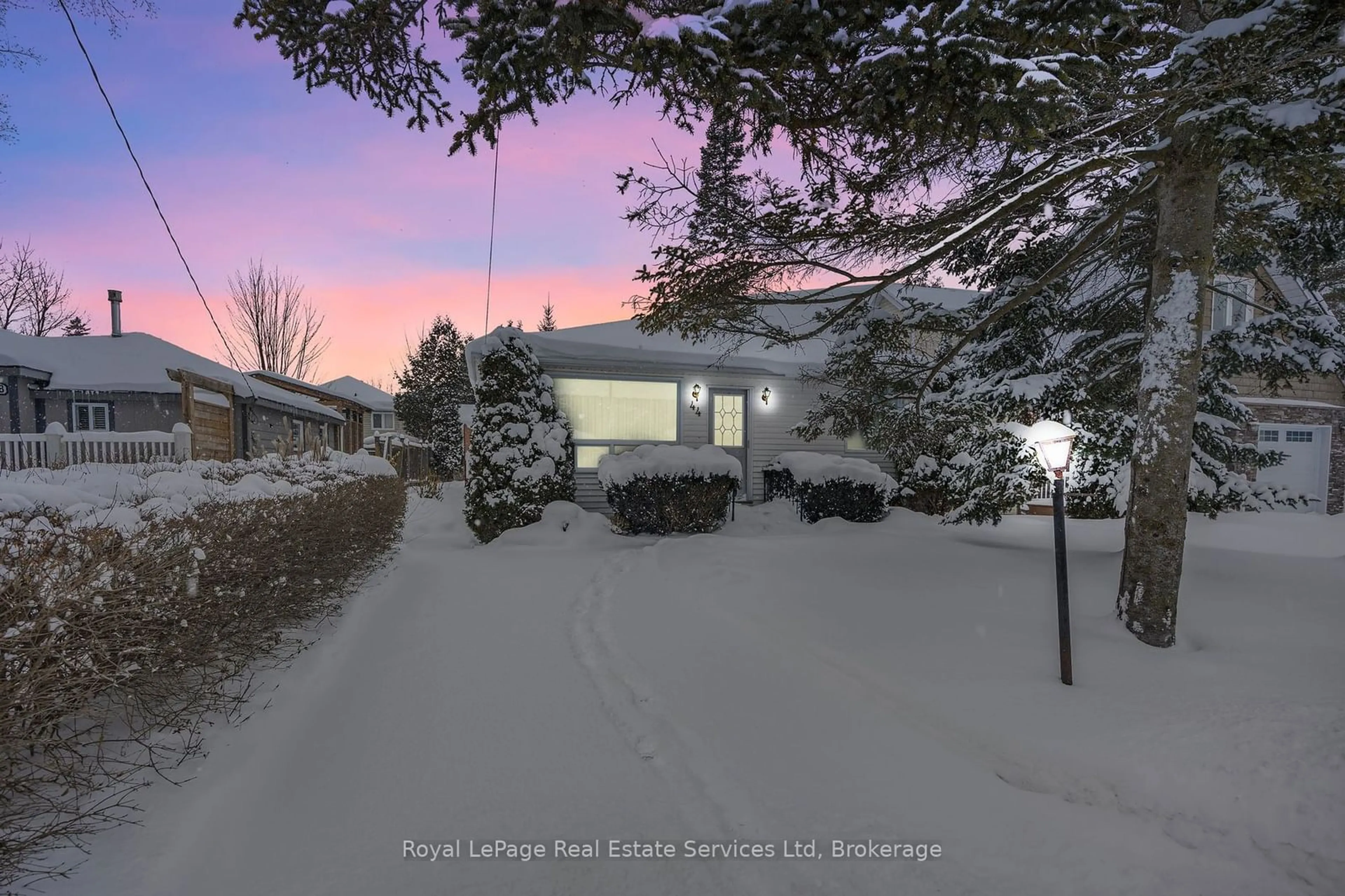 A pic from outside/outdoor area/front of a property/back of a property/a pic from drone, street for 44 69TH St, Wasaga Beach Ontario L9Z 1T9