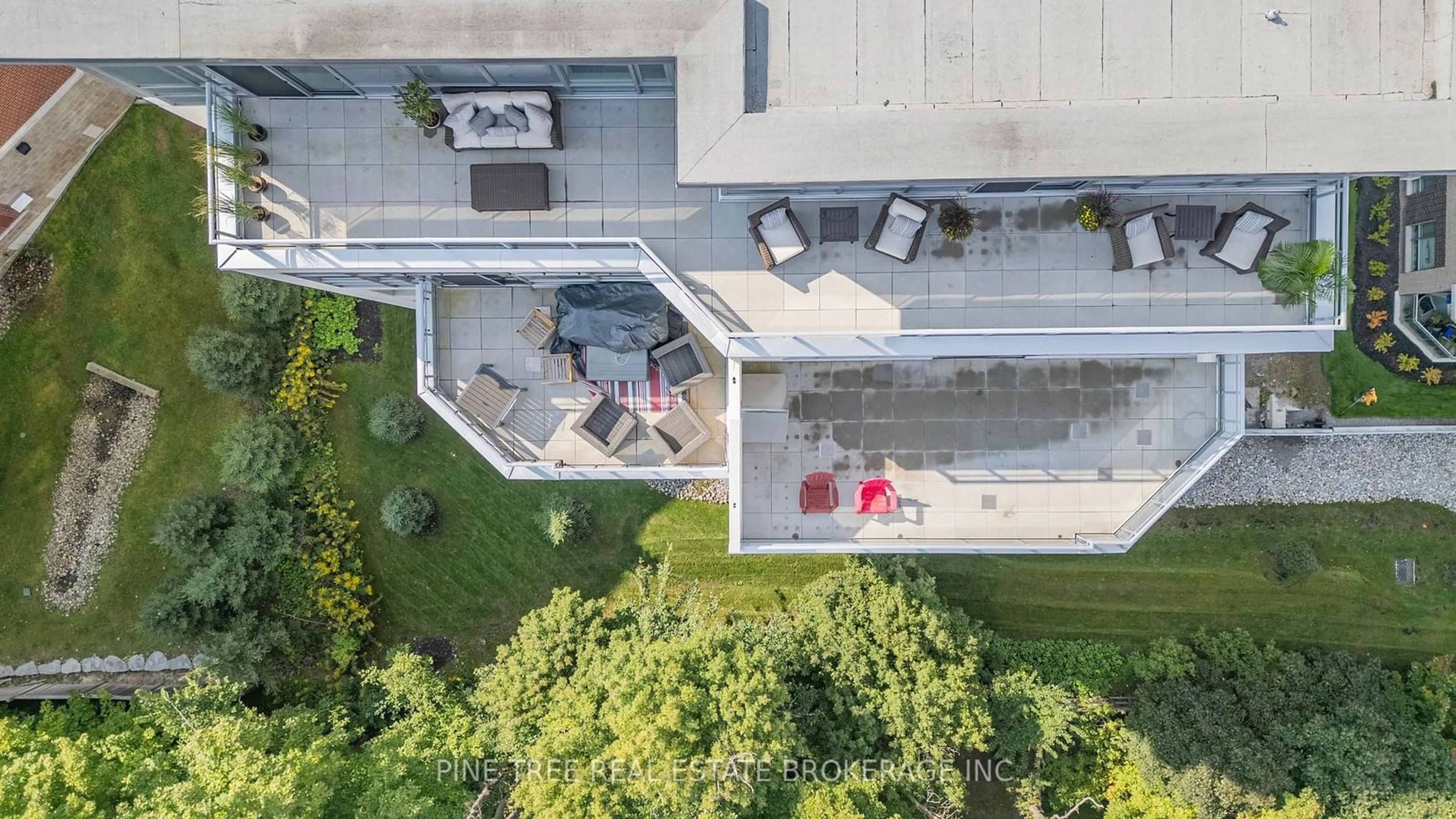 A pic from outside/outdoor area/front of a property/back of a property/a pic from drone, unknown for 58 Lakeside Terr #1105, Barrie Ontario L4N 9S2