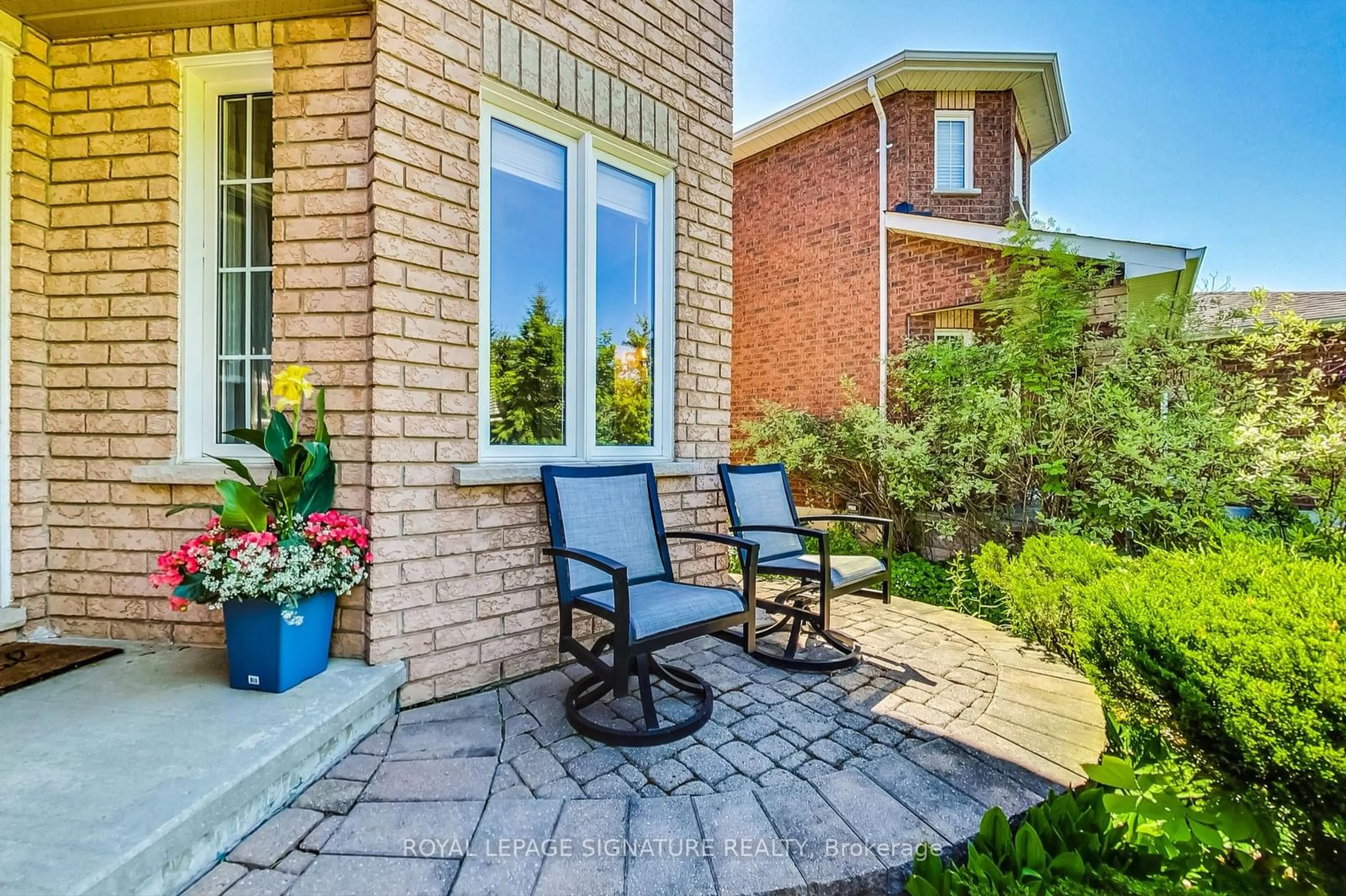 Patio, street for 99 Holly Meadow Rd, Barrie Ontario L4N 0A1