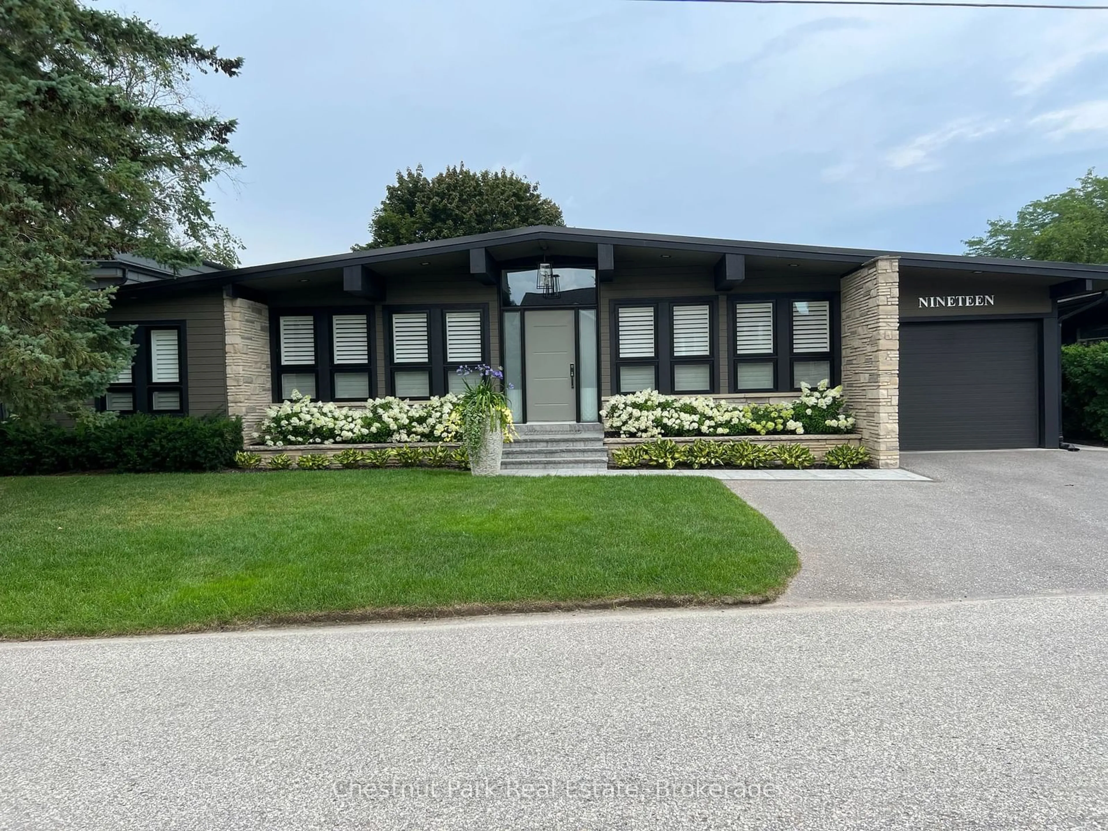 Home with vinyl exterior material, street for 19 Golfview Dr, Collingwood Ontario L9Y 0G7