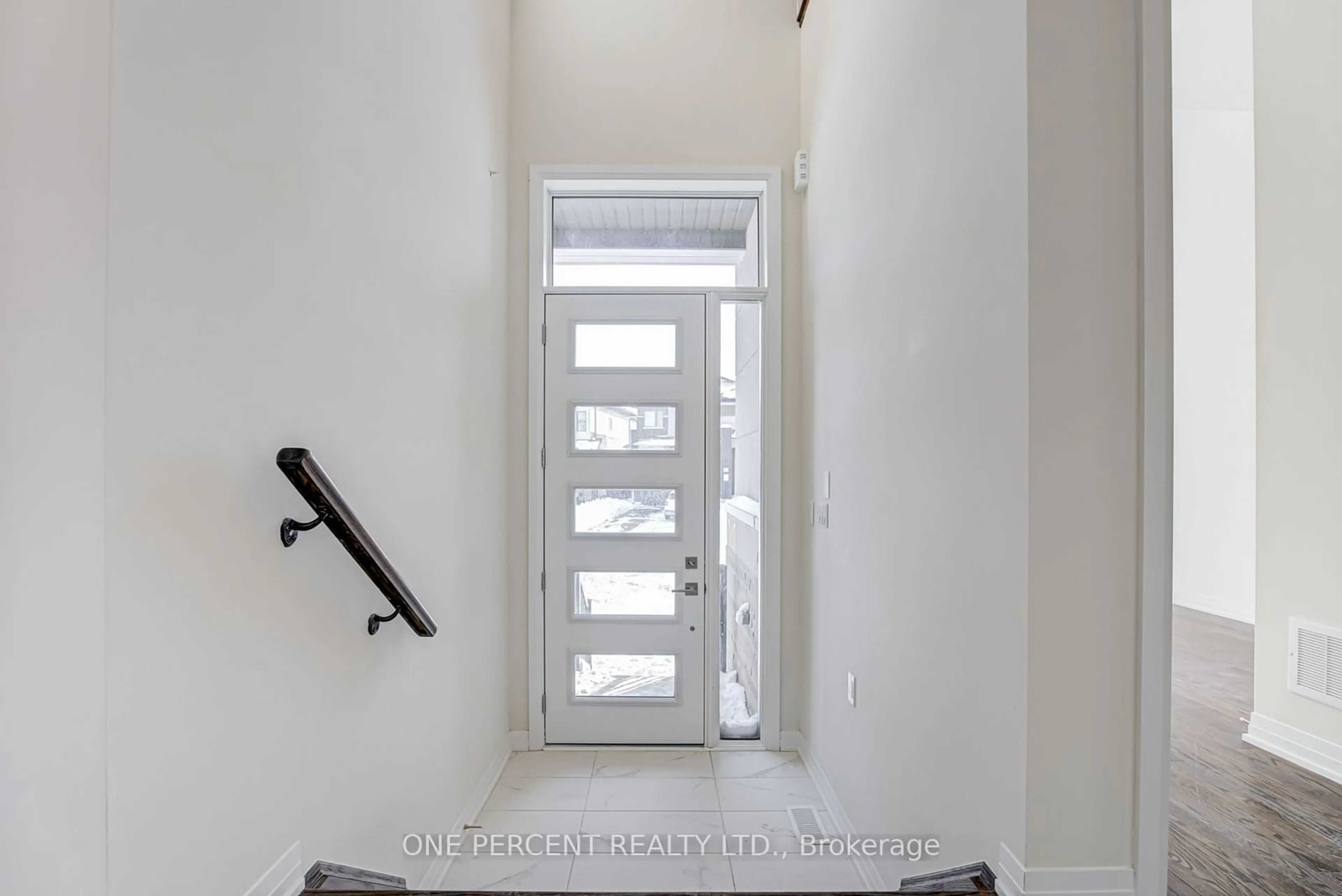 Indoor entryway for 3769 Sunbank Cres, Severn Ontario L3V 8N2