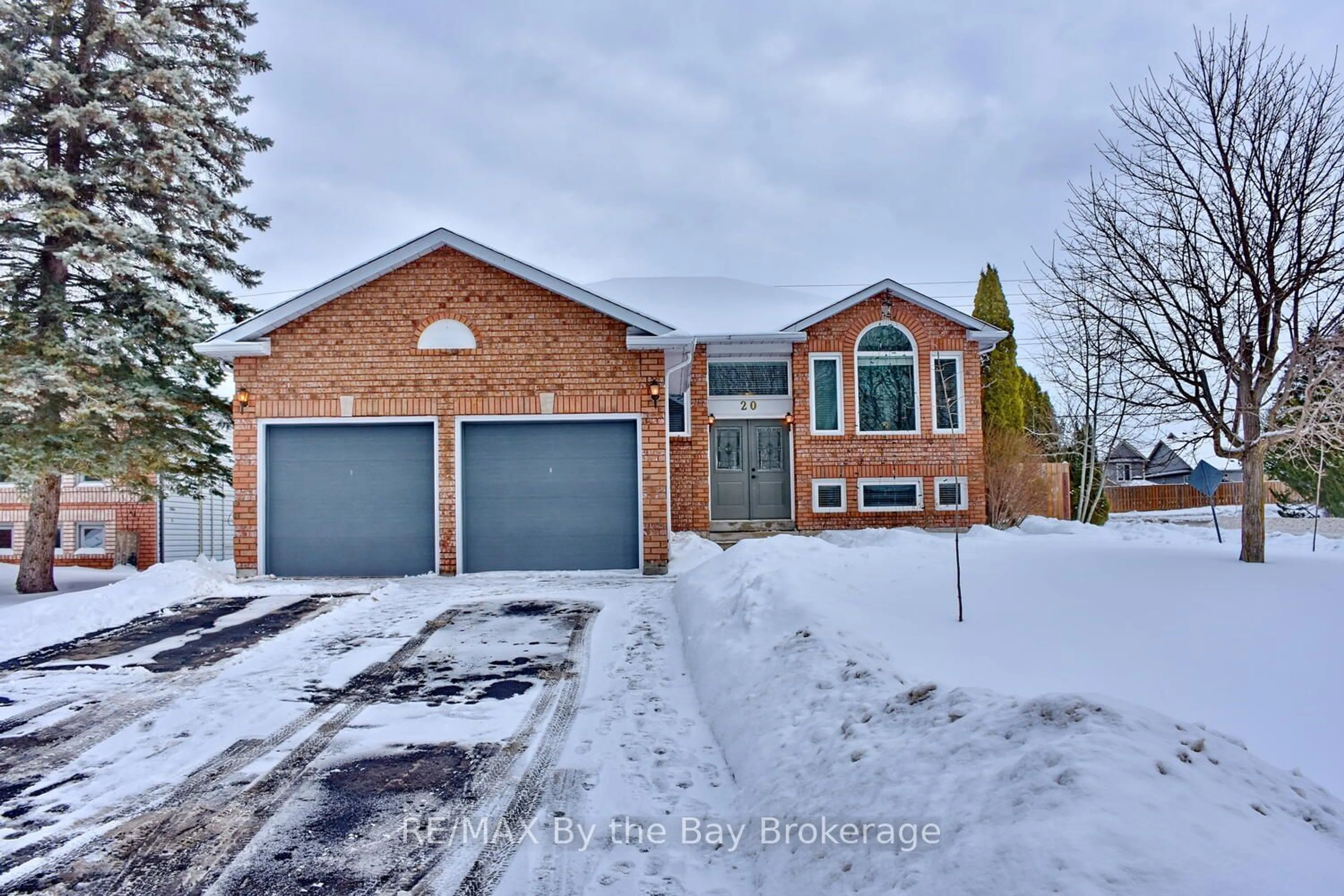 A pic from outside/outdoor area/front of a property/back of a property/a pic from drone, street for 20 Leo Blvd, Wasaga Beach Ontario L9Z 1C7