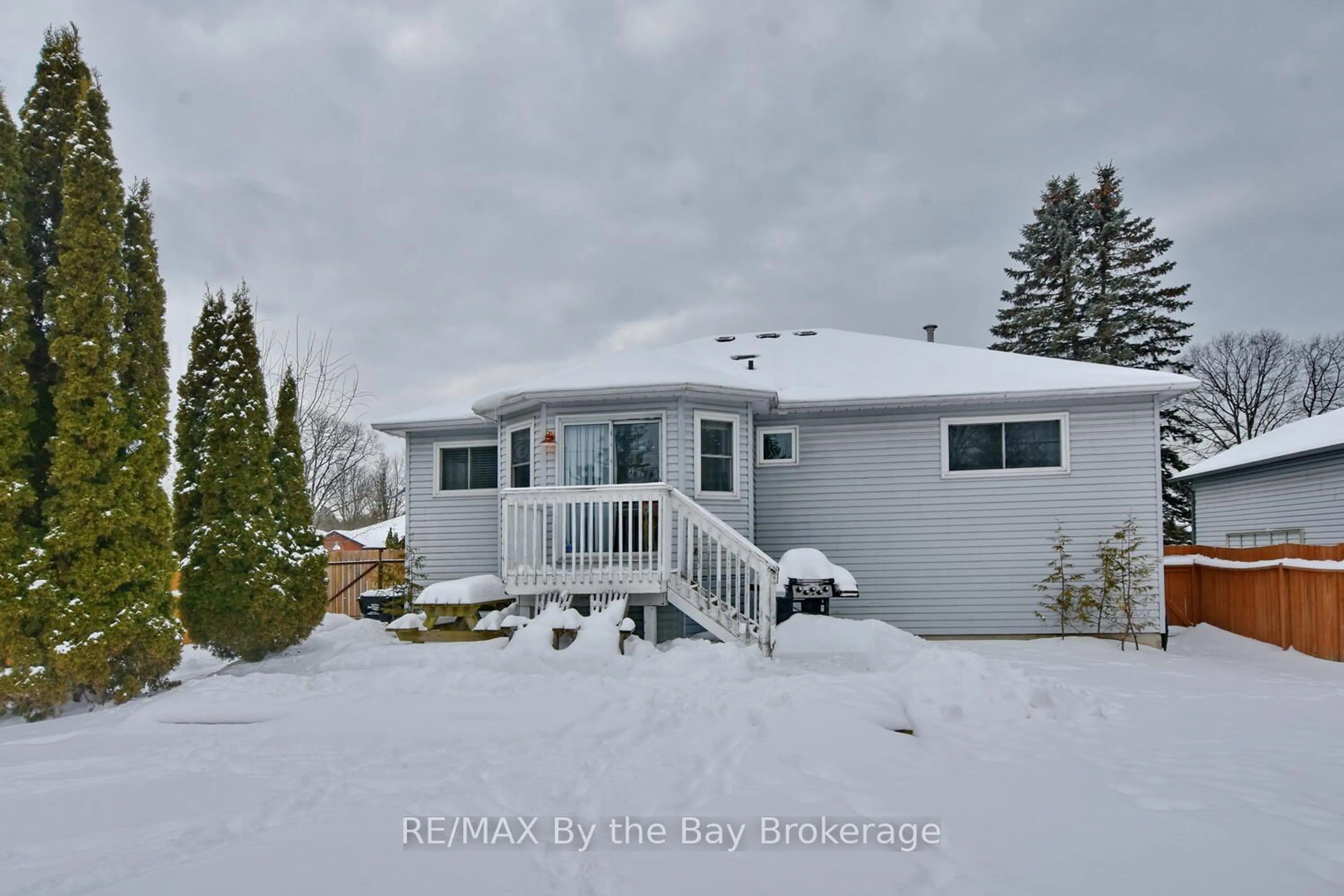 A pic from outside/outdoor area/front of a property/back of a property/a pic from drone, unknown for 20 Leo Blvd, Wasaga Beach Ontario L9Z 1C7