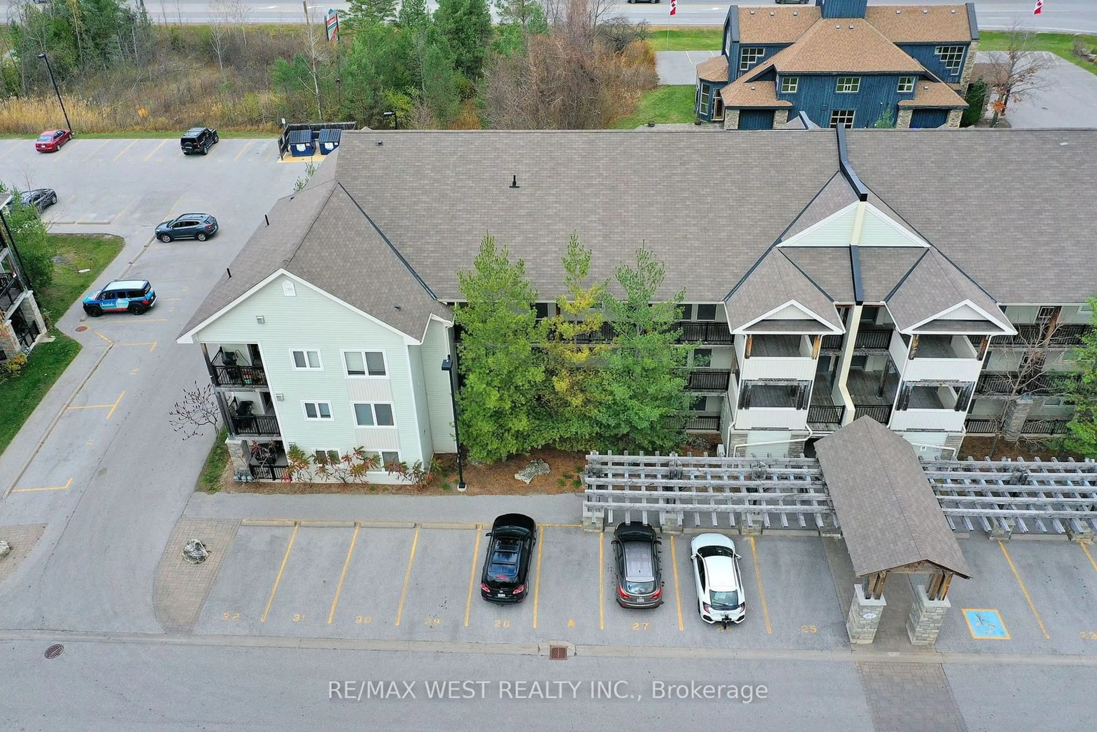 A pic from outside/outdoor area/front of a property/back of a property/a pic from drone, unknown for 1 Brandy Lane Dr #203, Collingwood Ontario L9Y 0X4