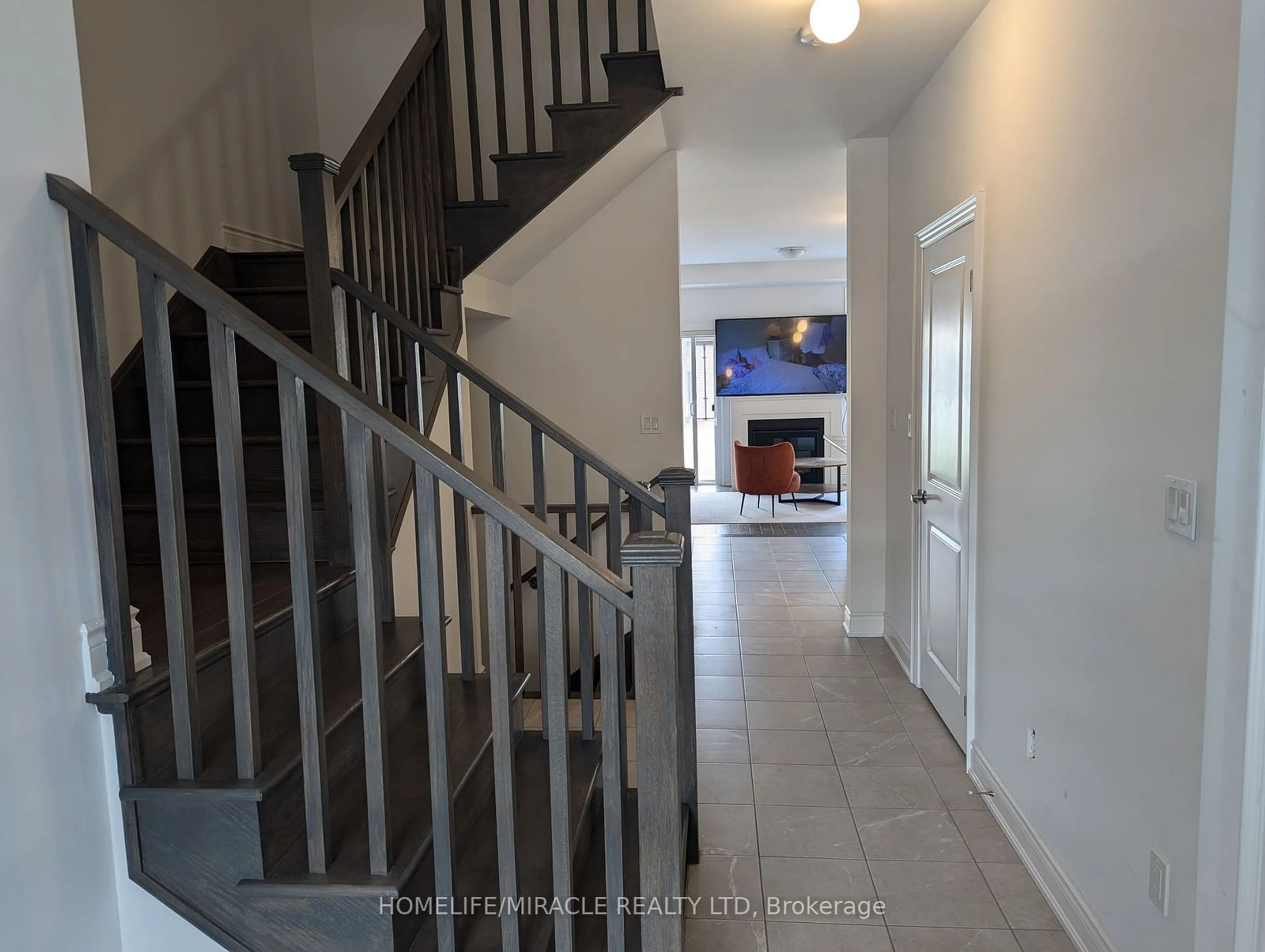 Indoor foyer for 7 Lisa St, Wasaga Beach Ontario L9Z 0K9