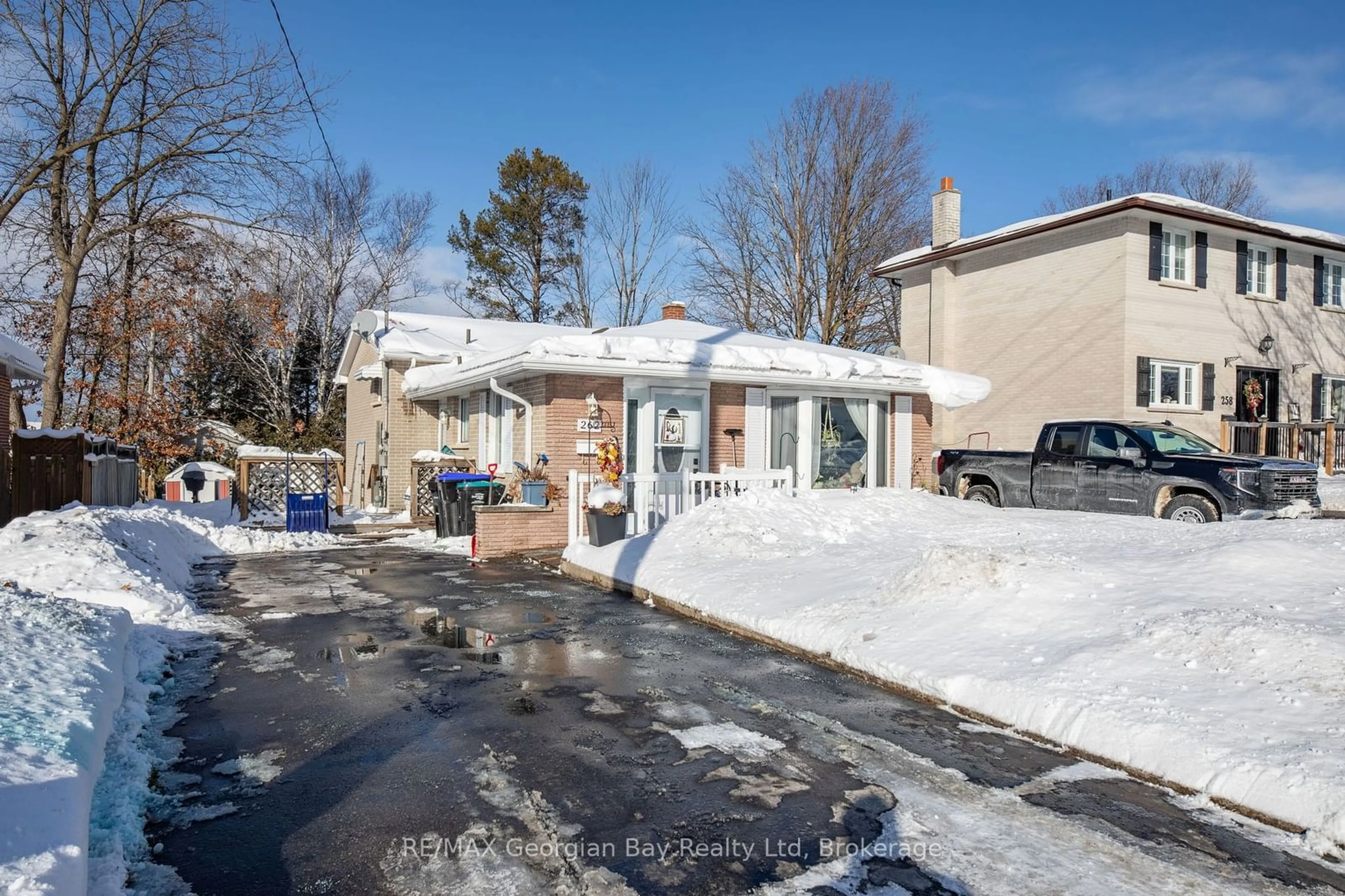 A pic from outside/outdoor area/front of a property/back of a property/a pic from drone, street for 262 Scott St, Midland Ontario L4R 2M6