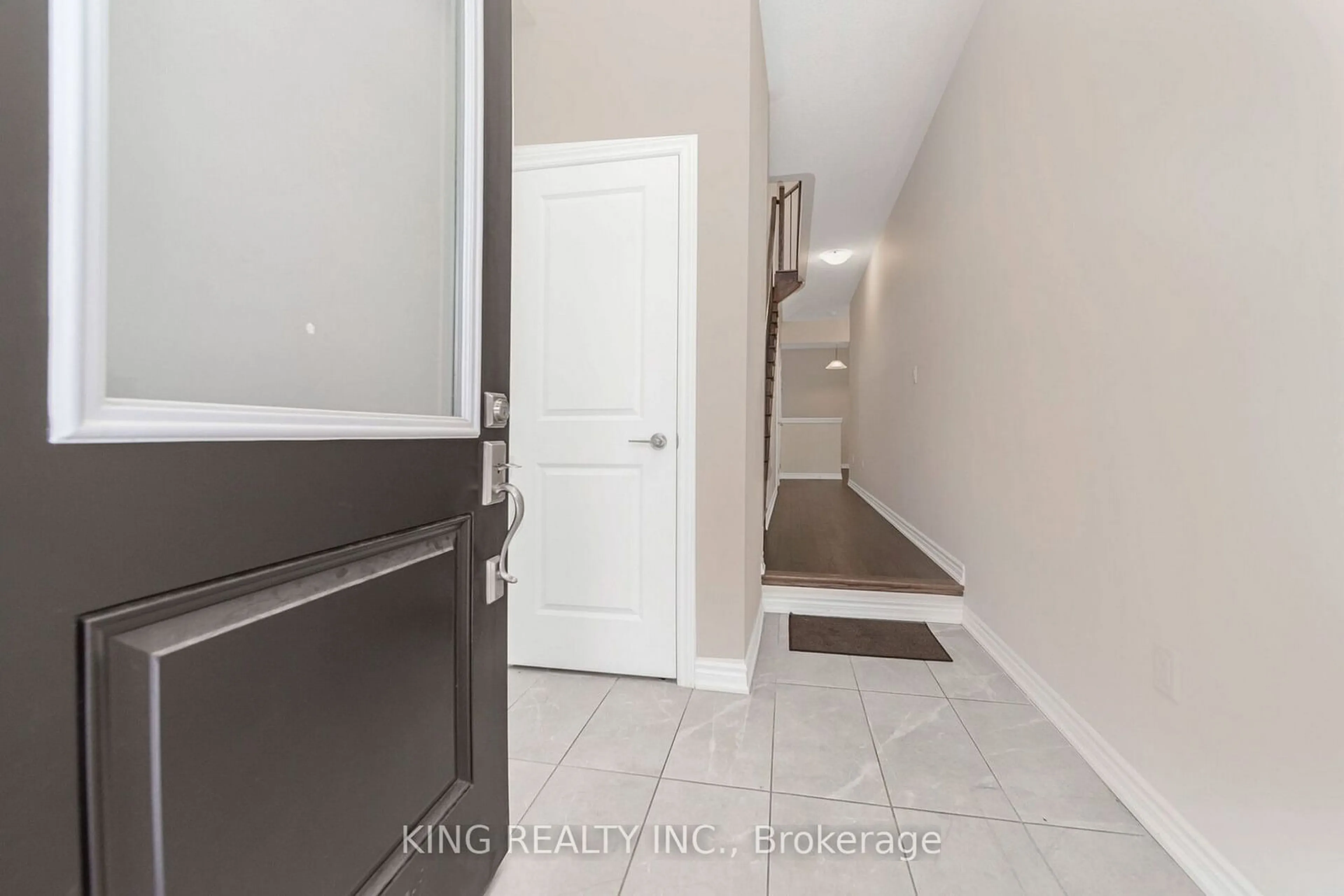 Indoor entryway for 52 Gemini Dr, Barrie Ontario L8J 0C3