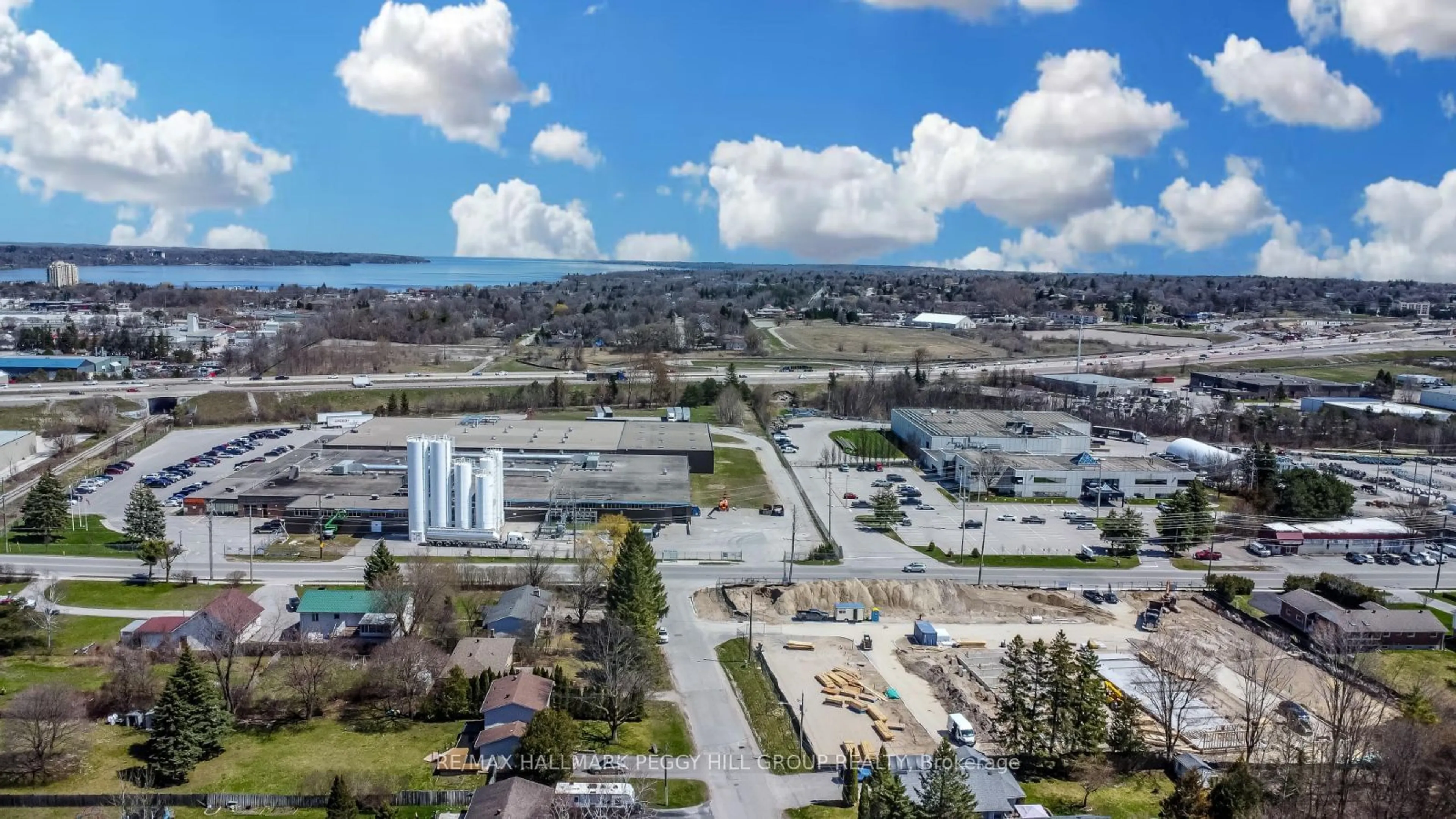 A pic from outside/outdoor area/front of a property/back of a property/a pic from drone, street for 203 Phillips St, Barrie Ontario L4N 3V2